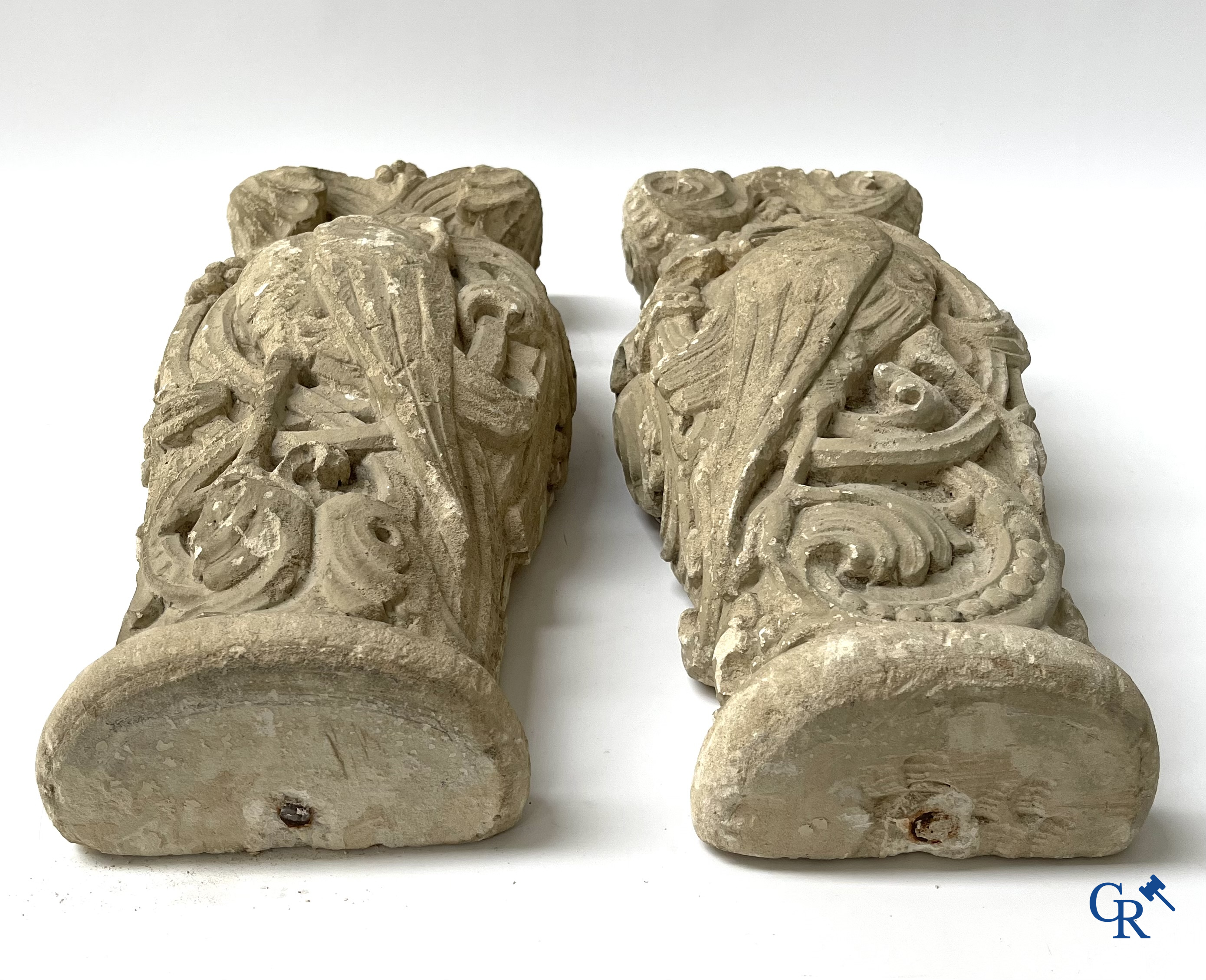 Paar gebeeldhouwde kalkstenen kapitelen. Frankrijk, hoogstwaarschijnlijk Champagnestreek, XIIe eeuw.