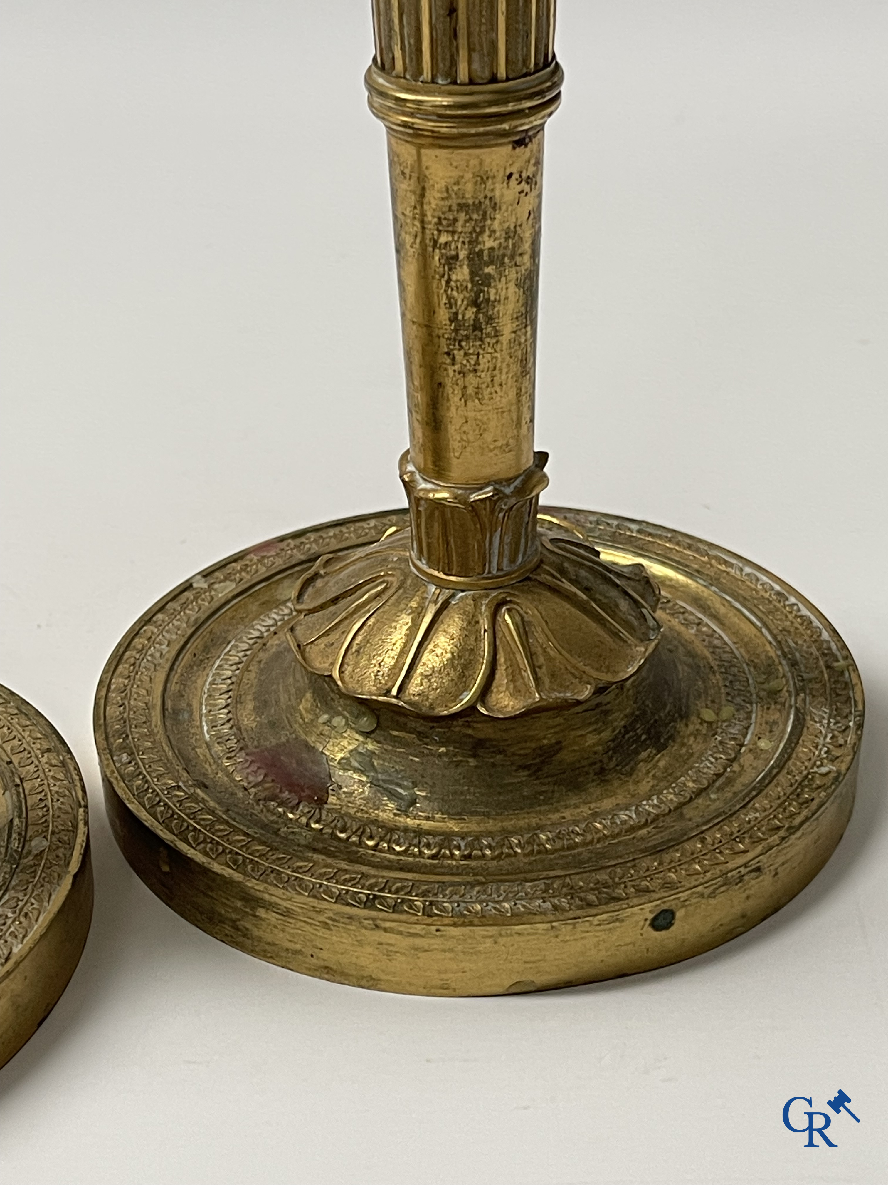 Epoque Empire, paire de bougeoirs en bronze finement ciselés et dorés. France, début du 19ème siècle.