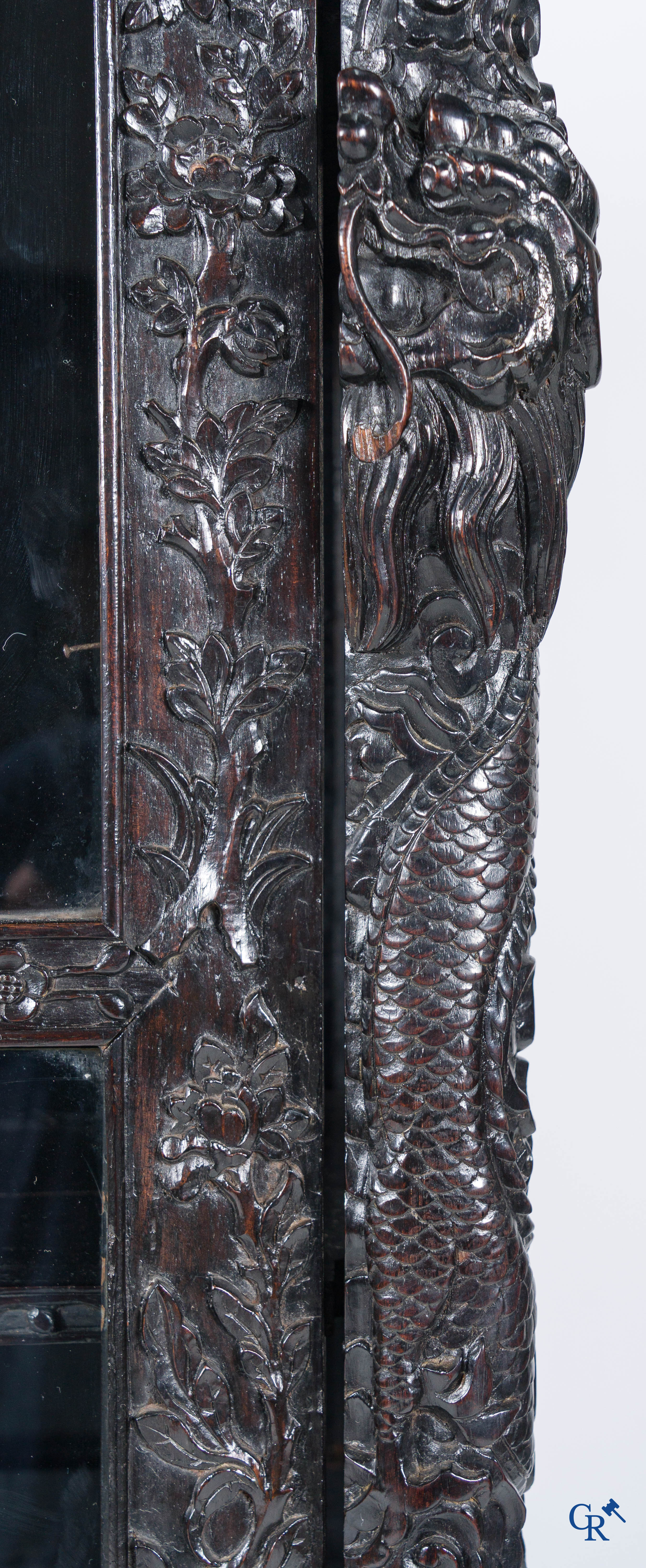 Asian Art, a 2-door display cabinet in finely carved Chinese hardwood. 19th century.