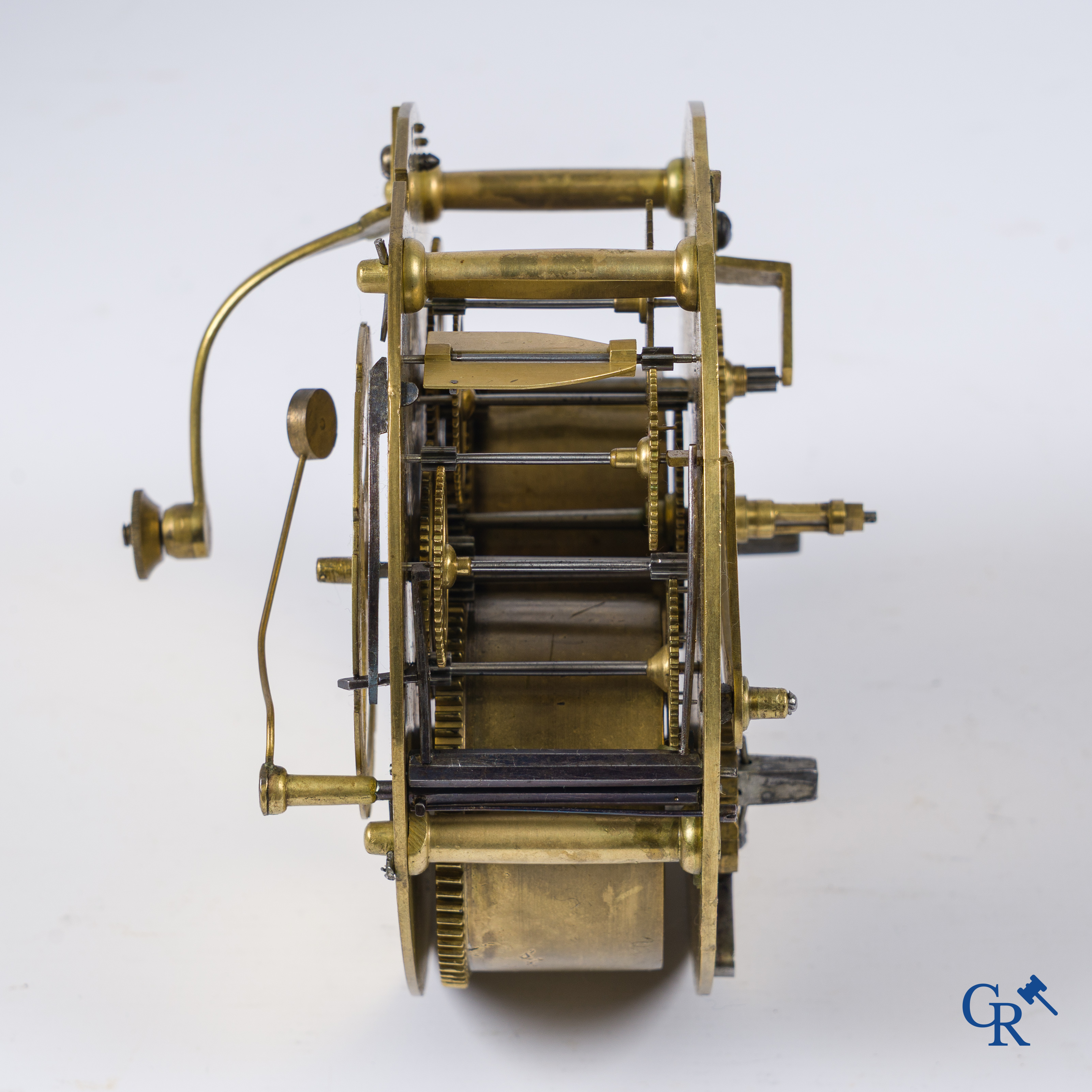 Epoque Louis XV. Pendule LXV en bronze doré orné de Neptune et des animaux marins dans le goût de Charles Cressent.