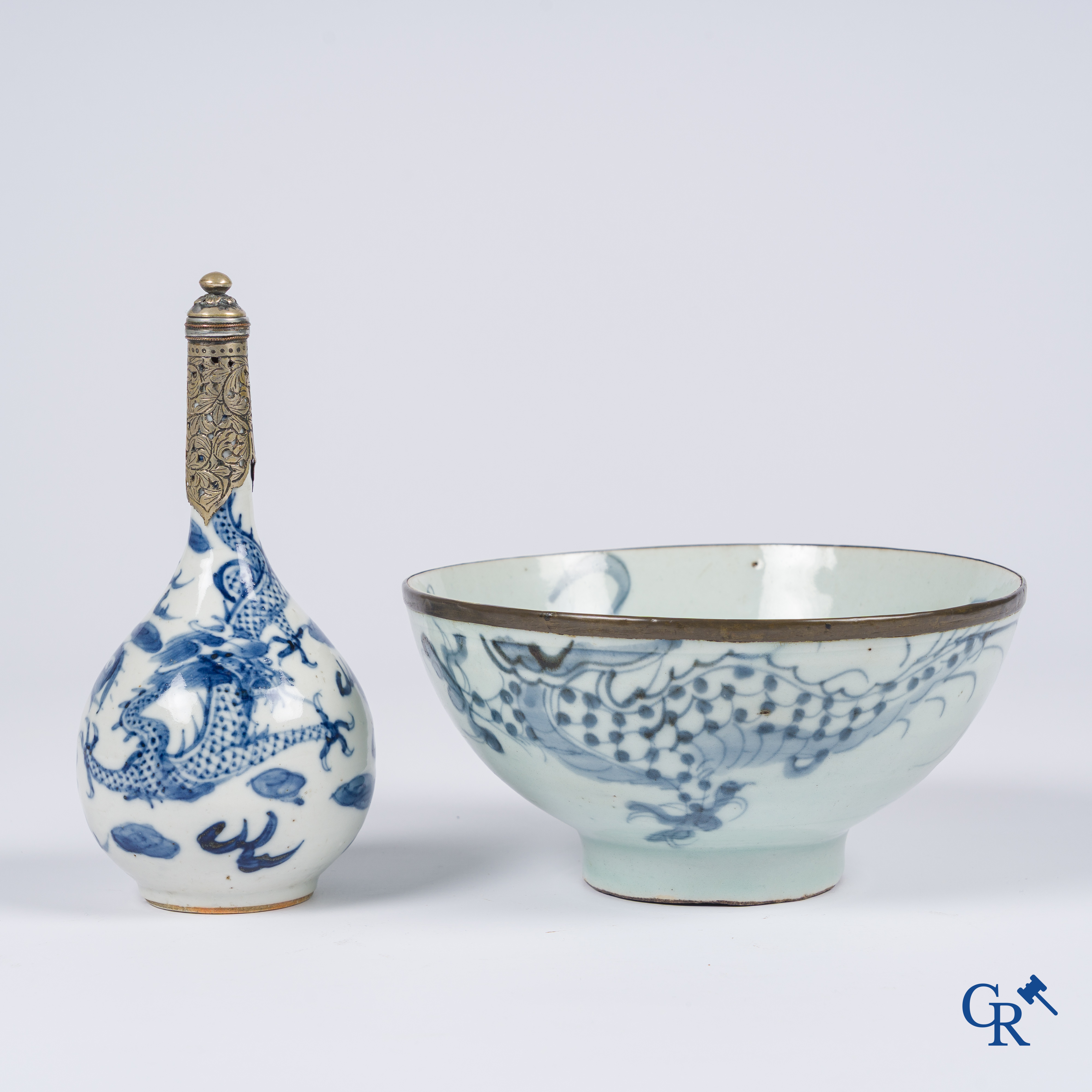 Aziatica, een Chinese "Blue de Hue" vaas met montuur voor de Vietnamese markt,<br />
een kom met drakendecor toegevoegd.