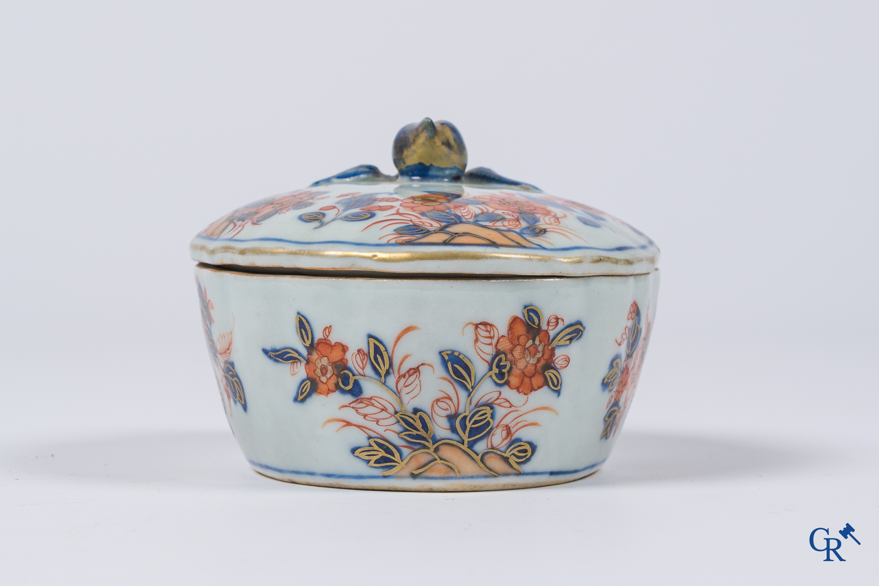 Aziatica, Chinees porselein. Een kleine terrine met onderschotel in Imari-stijl. 18e-19e eeuw.
