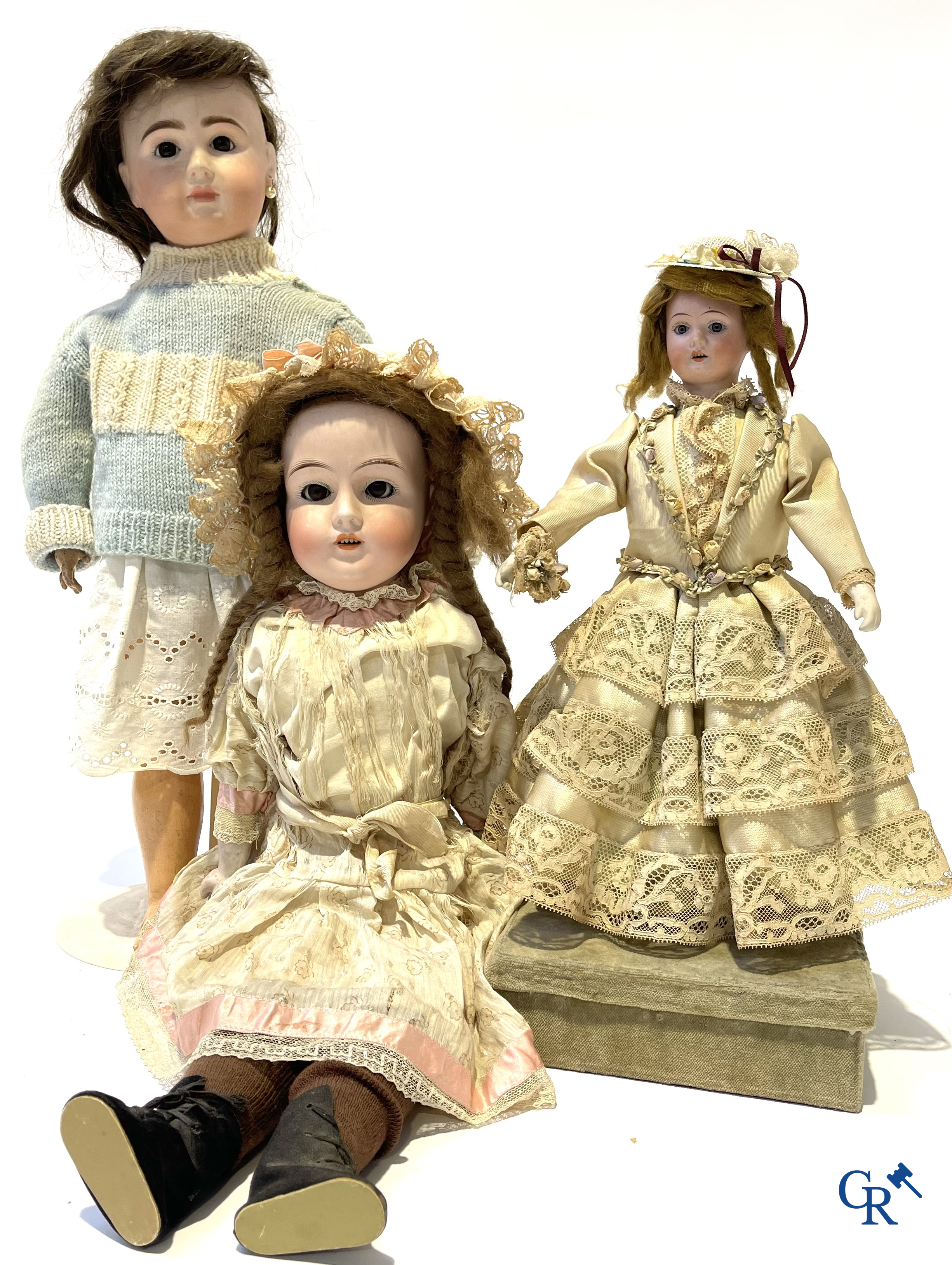Old toys, 2 antique dolls with porcelain head and an automaton with music. Marked.