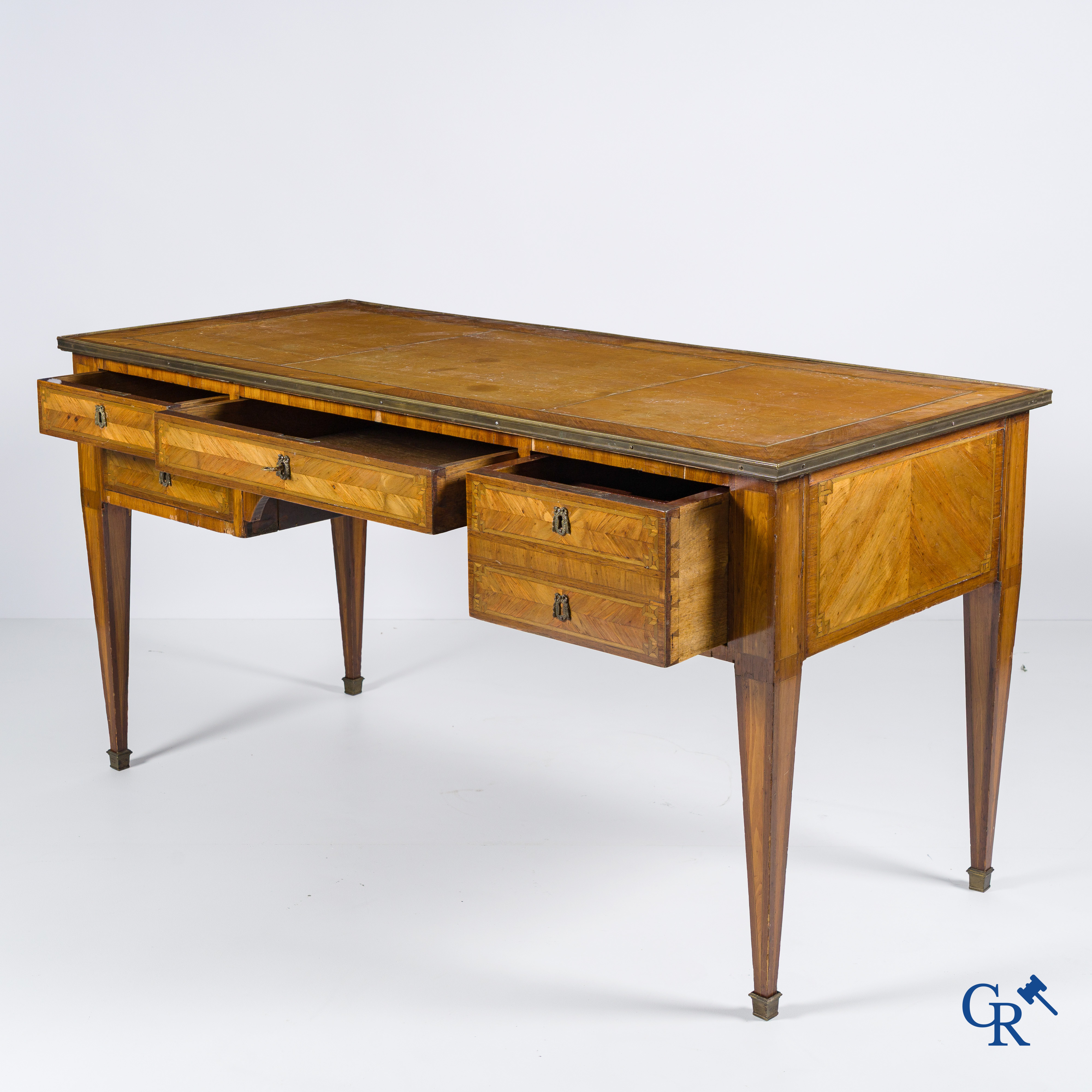 Louis XVI period. Flat desk with 4 drawers in rosewood veneer and marquetry. Late 18th century.