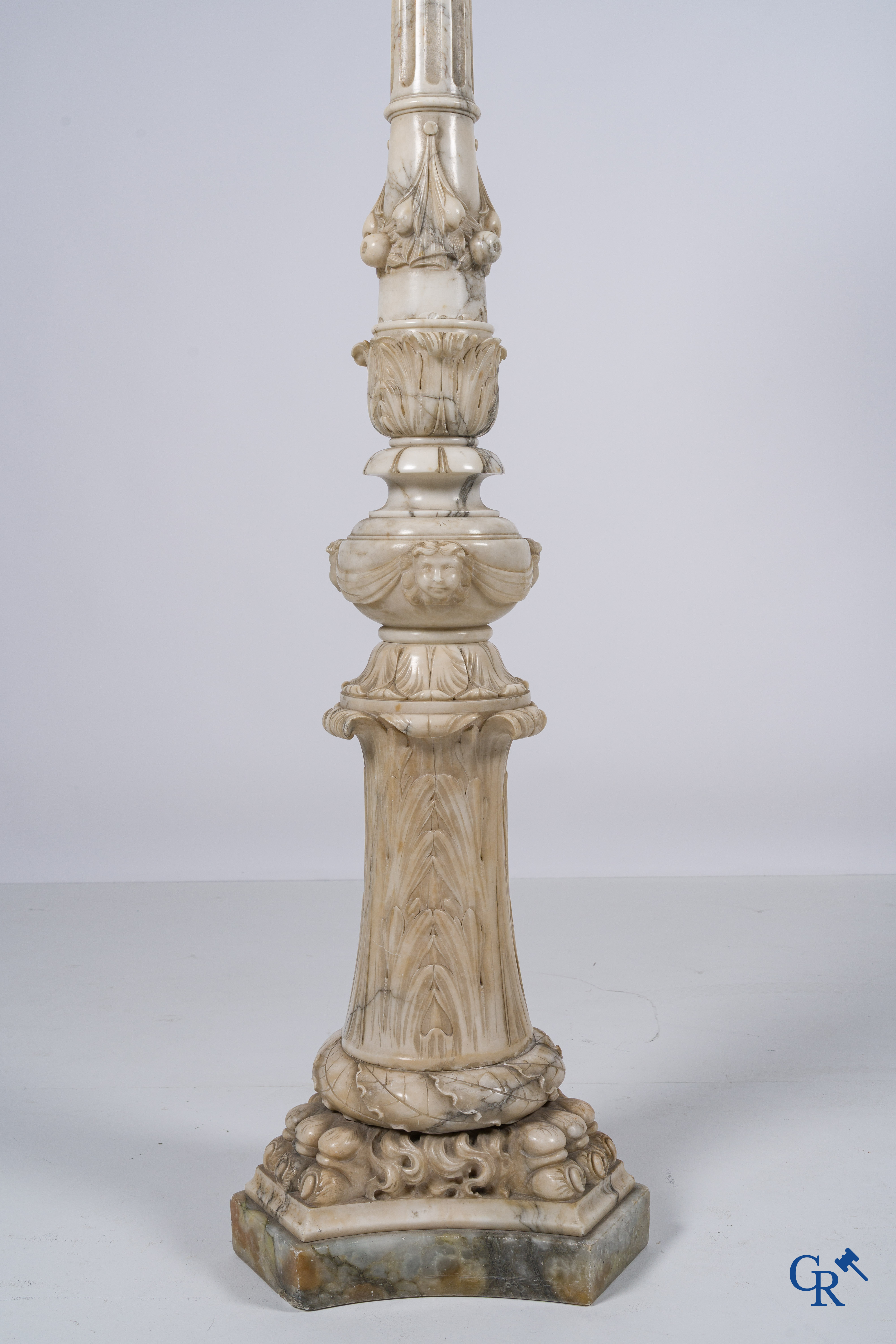 Een staande sierlamp in bewerkt albast. Belle époque periode.