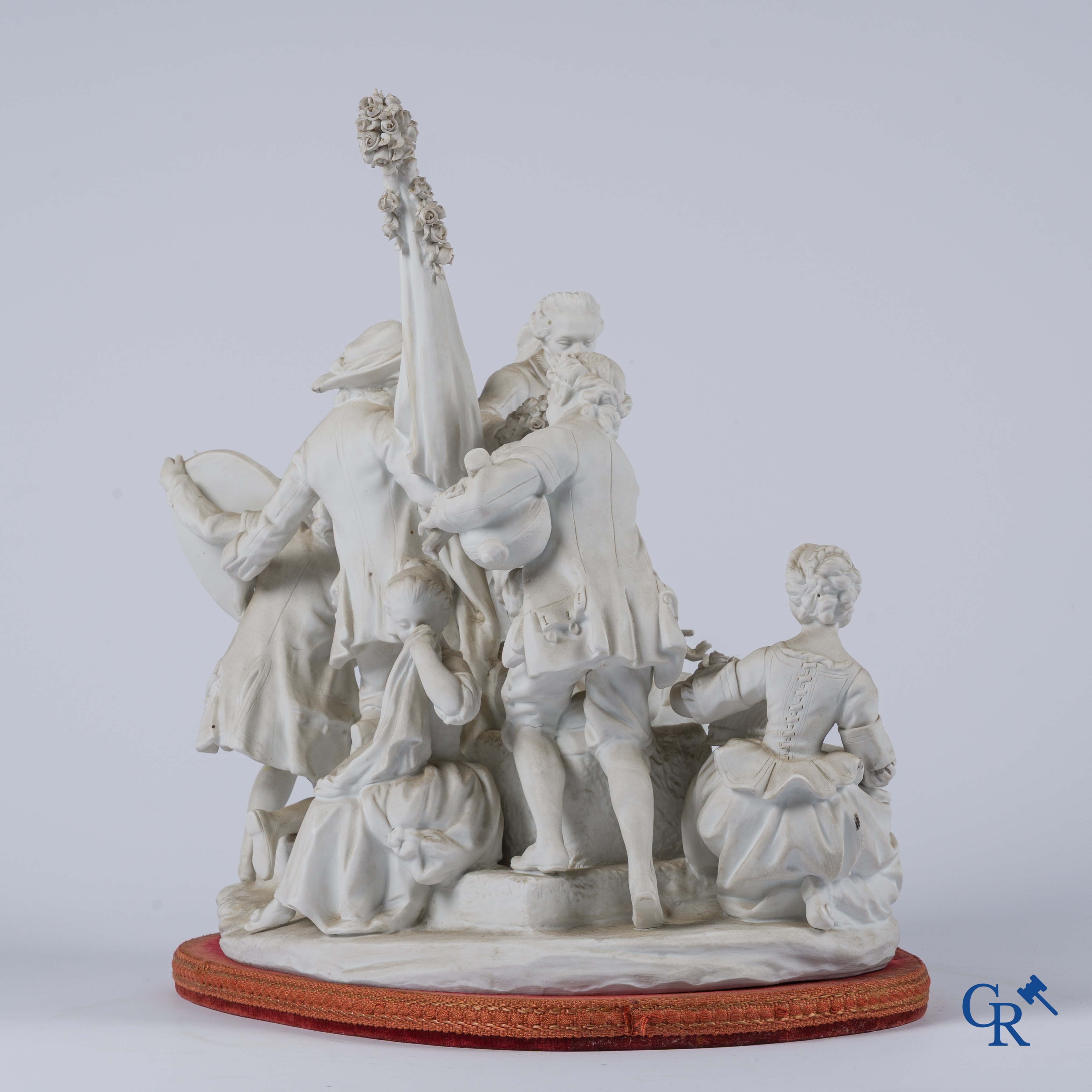 Louis-Simon Boizot (naar) La Couronnement de la Rosière. Groep in biscuit porselein van Sèvres. 19e eeuw.