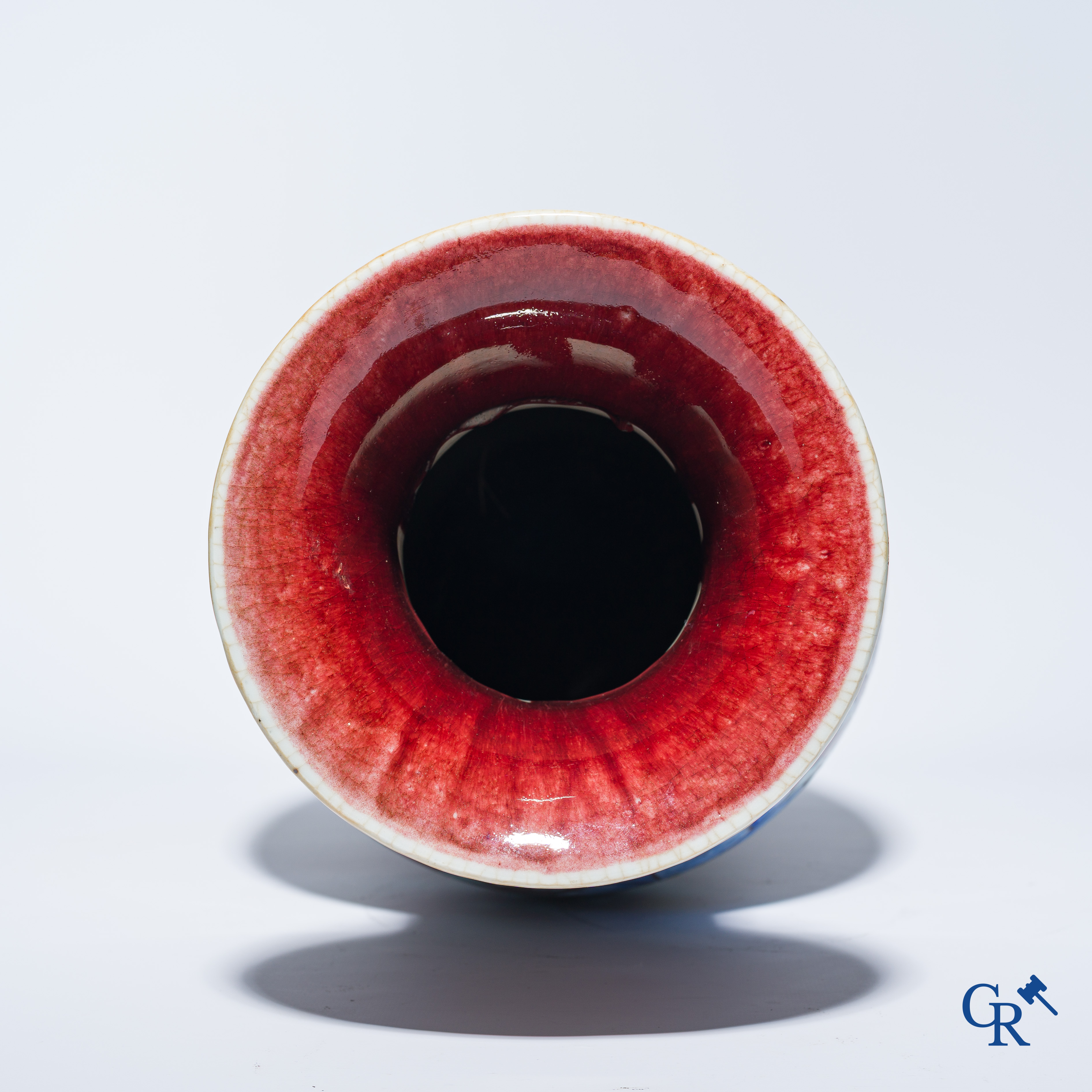 Asian Art, a Chinese porcelain sang the boeuf vase with overglaze decor of phoenixes. 19th century.