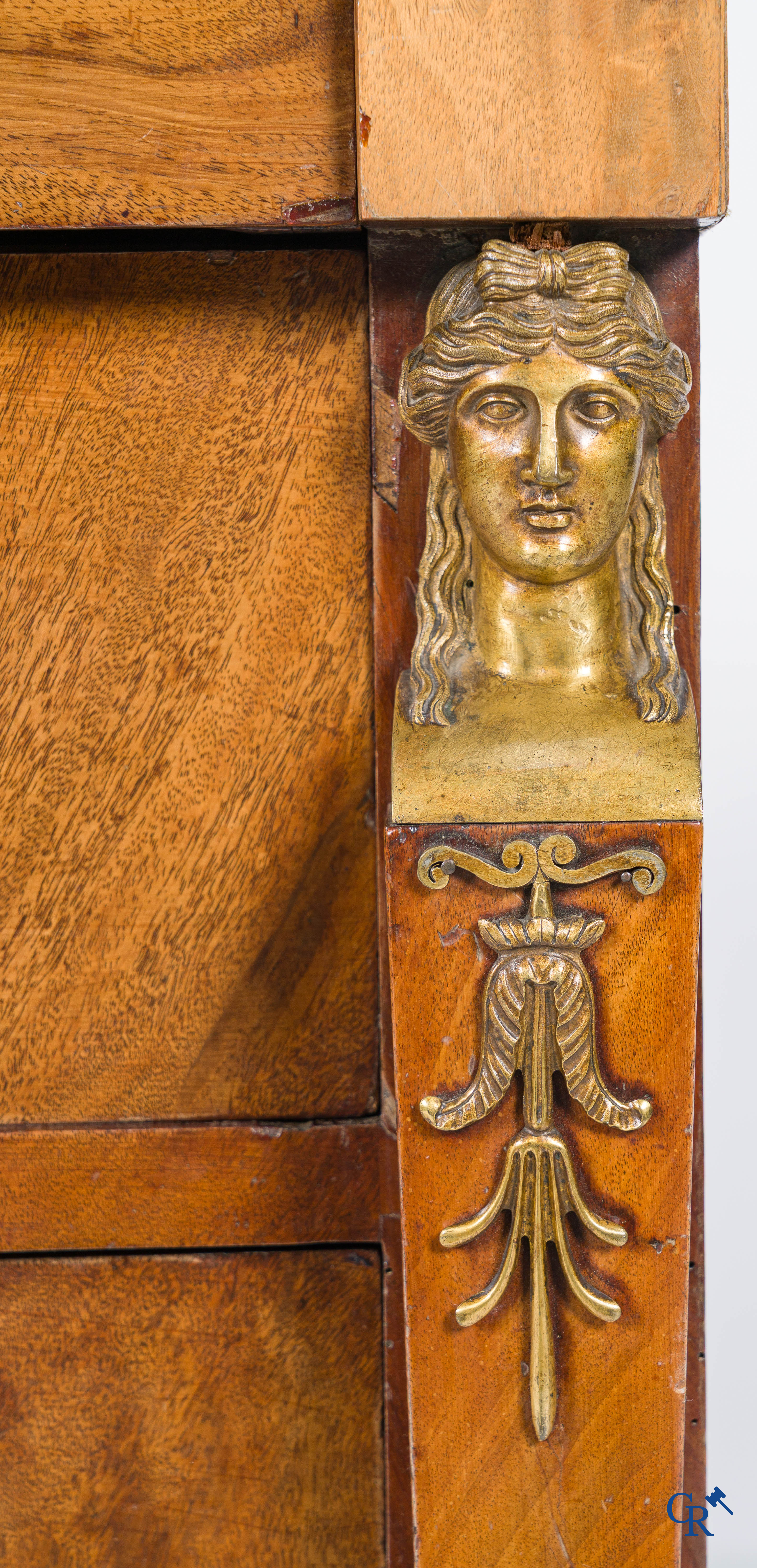 Chapuis, een commode in mahoniehout met fijn geciseleerde bronzen, zogenaamd Retour d'Egypte. Empire.