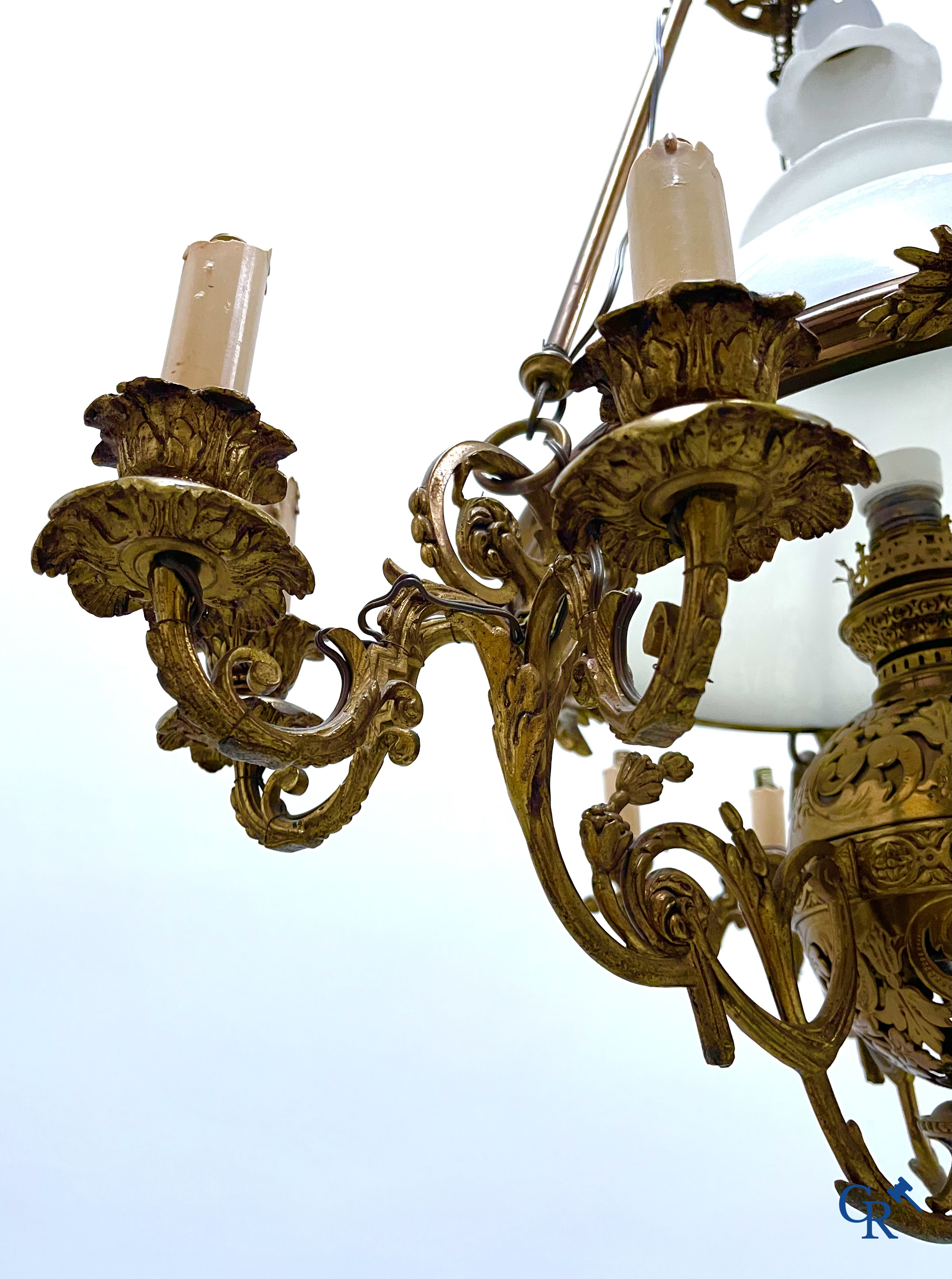 A lot of an imposing chandelier with 12 light points, a lamp belge with bronze frame and a fireplace piece.