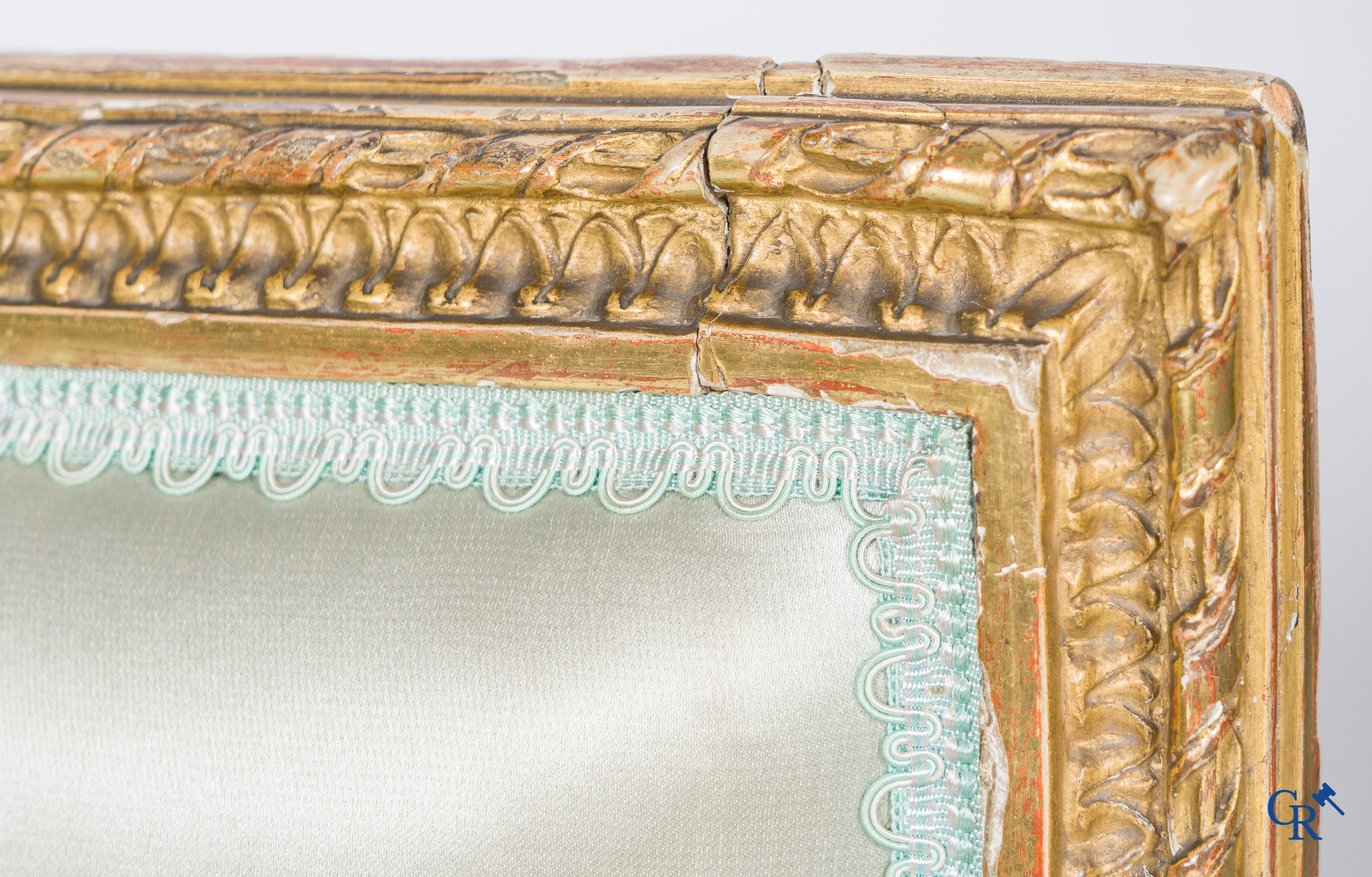 Louis XVI period. Marquise in finely sculpted and gilded wood. Late 18th century.