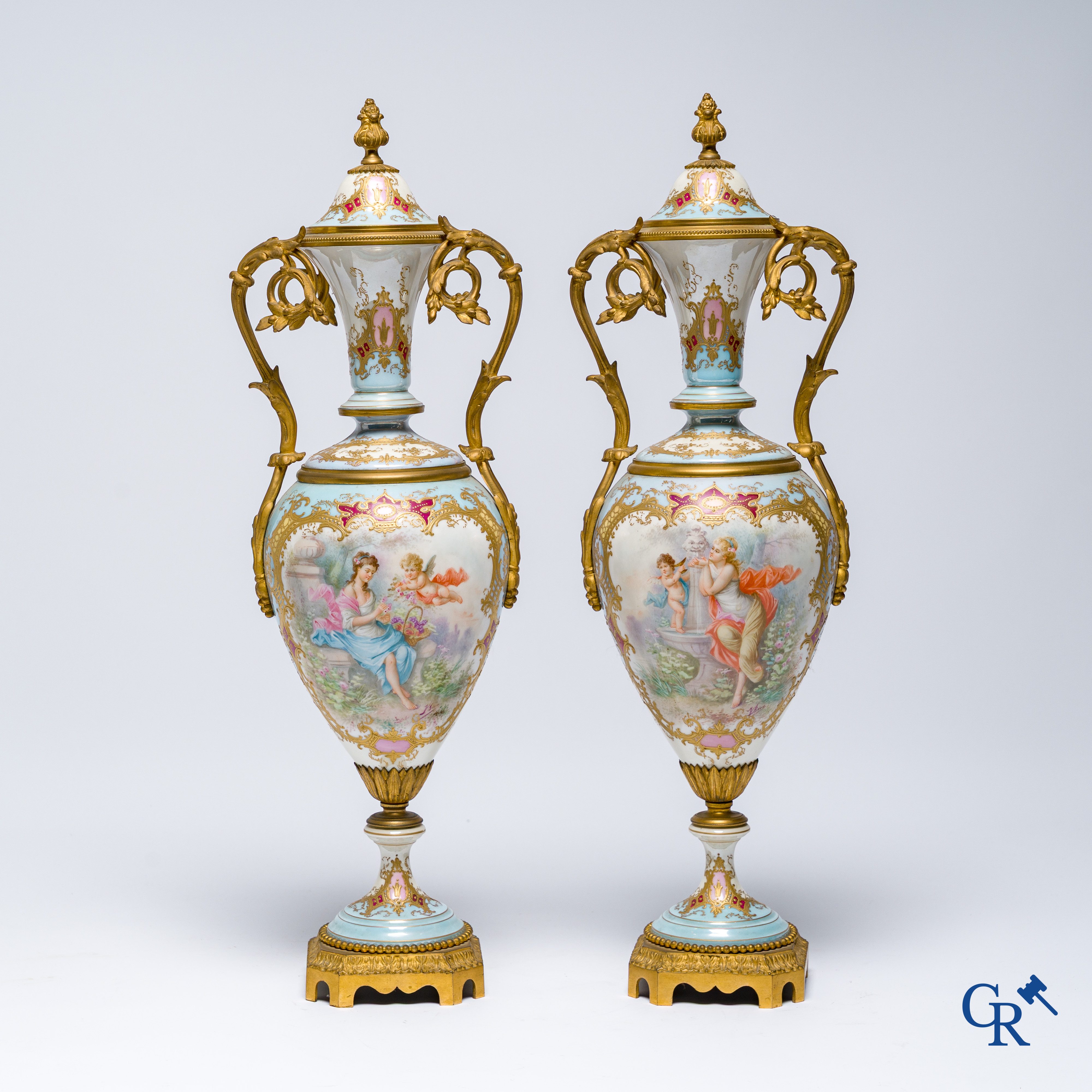 Sèvres, Château des Tuileries, paar dekselvazen in lichtblauw porselein en bronzen montuur. LXVI-stijl.