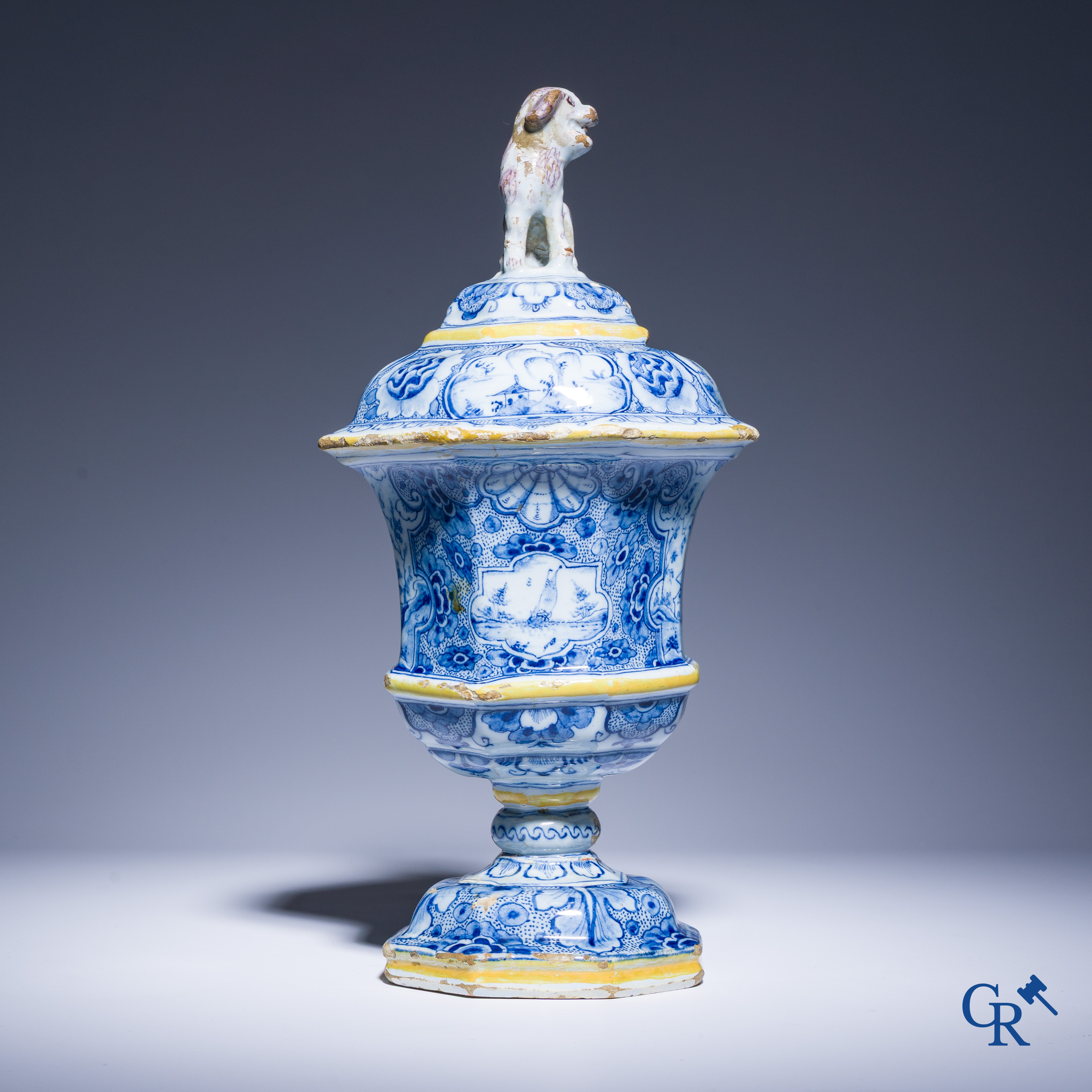 Delfts aardewerk, zeldzame polychrome spaarpot met een zittende hond en taferelen. 18e eeuw.