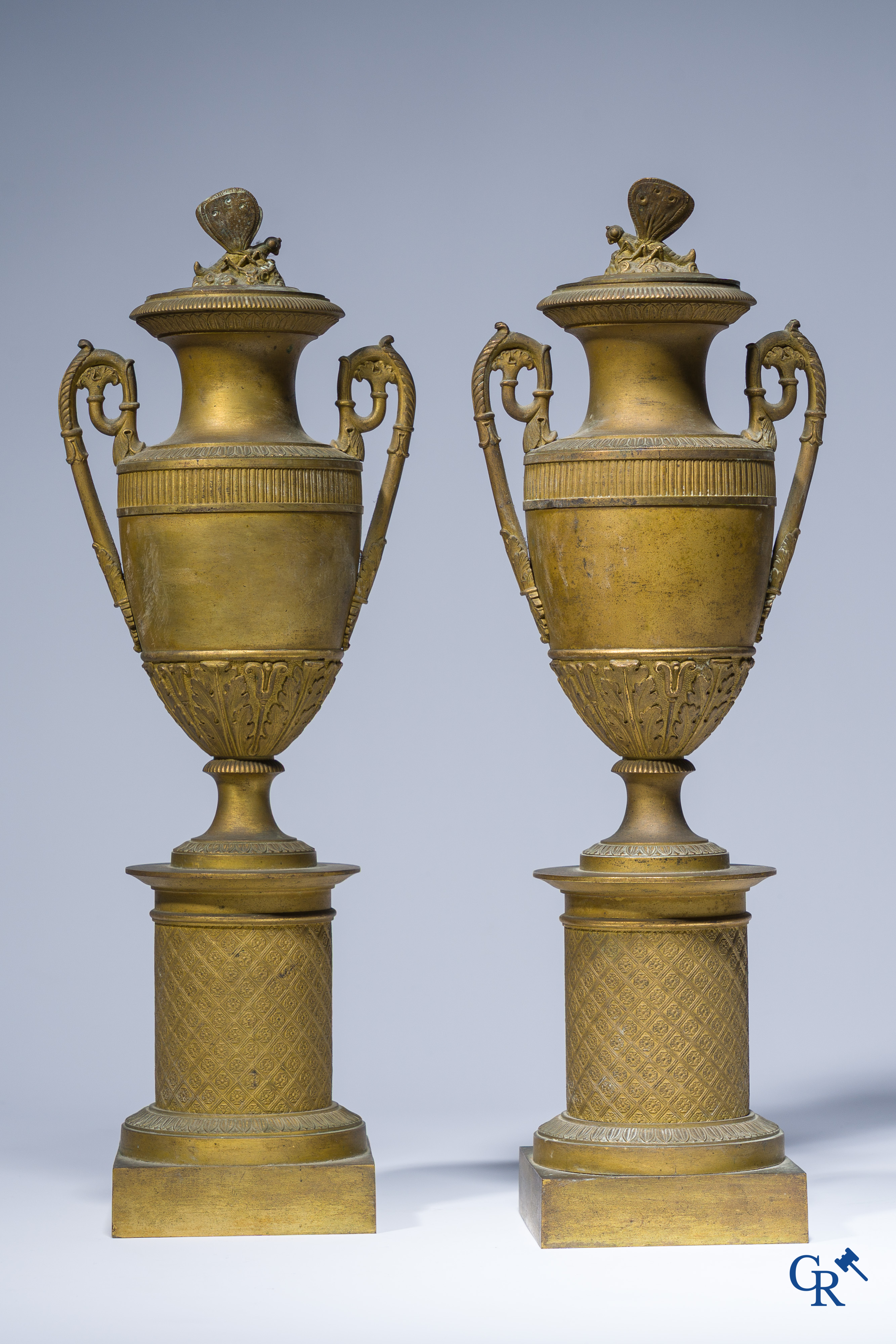 Empire tijdperk, een 3-delige fijn geciseleerde garnituur met cassolettes, Frankrijk circa 1810.