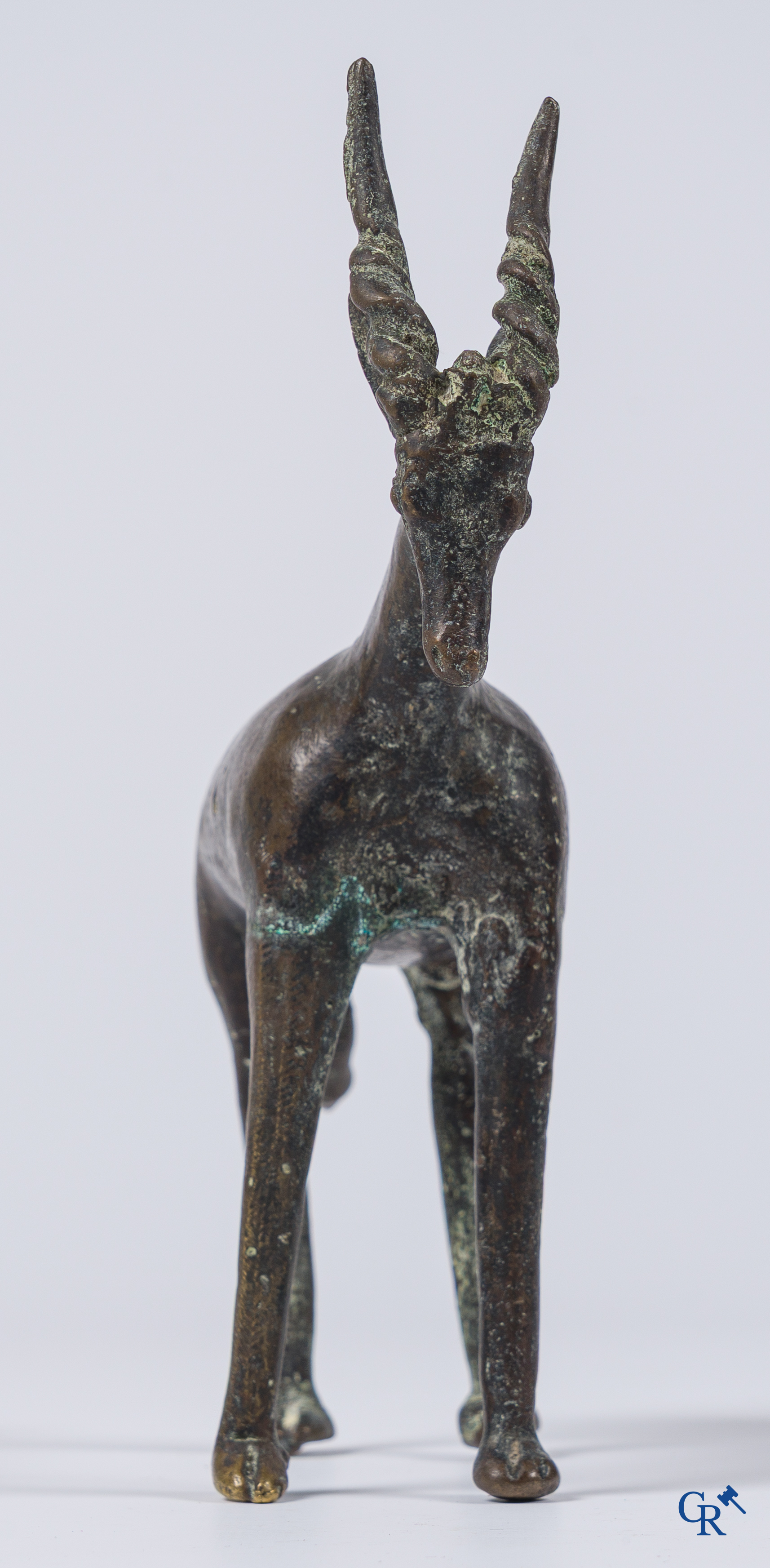 Ancien bronze avec une représentation d'une antilope. Anciennes réparations et la jambe avant droite remplacé.