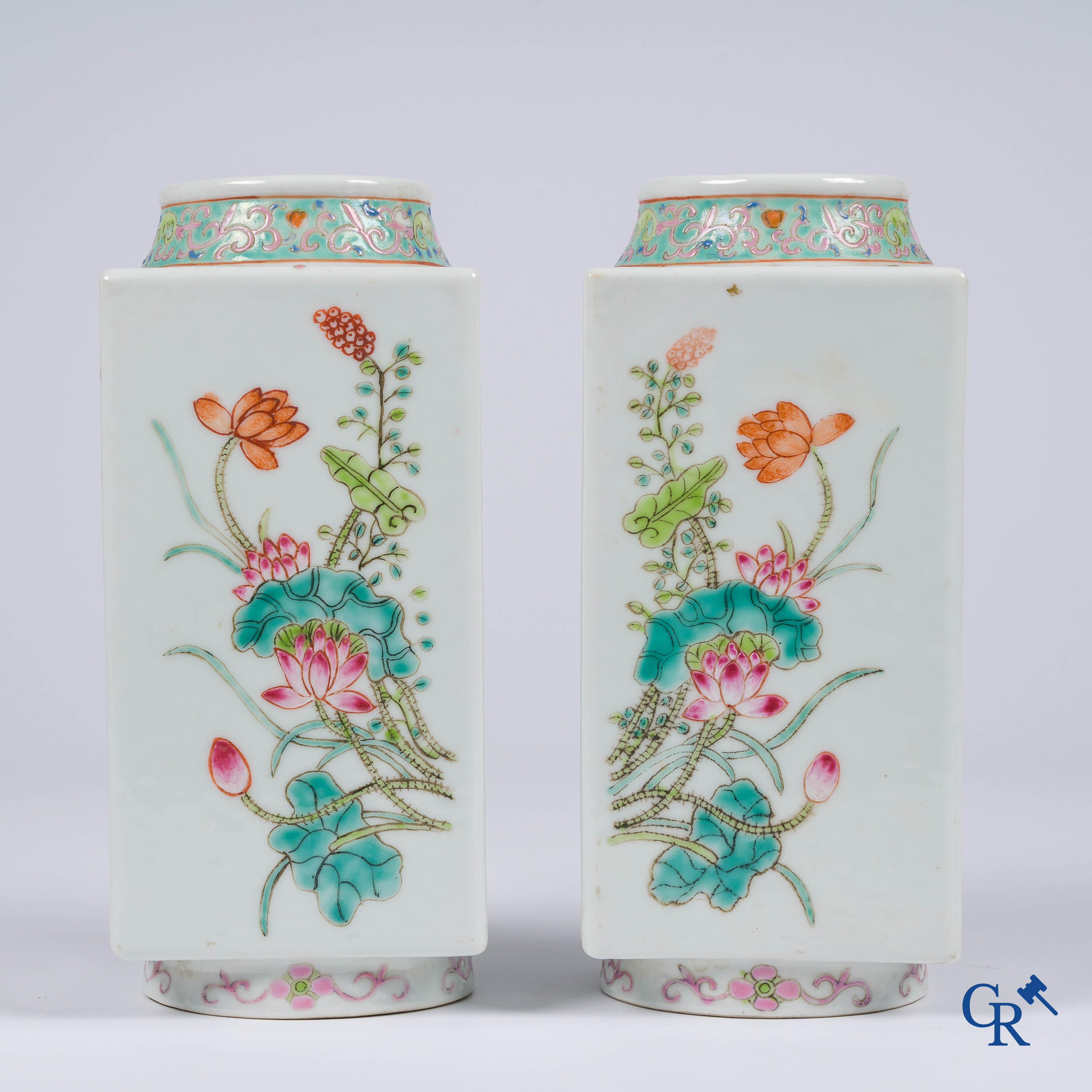 Aziatica, Chinees porselein. Een paar vierkante famille rose vazen. 19de eeuw.