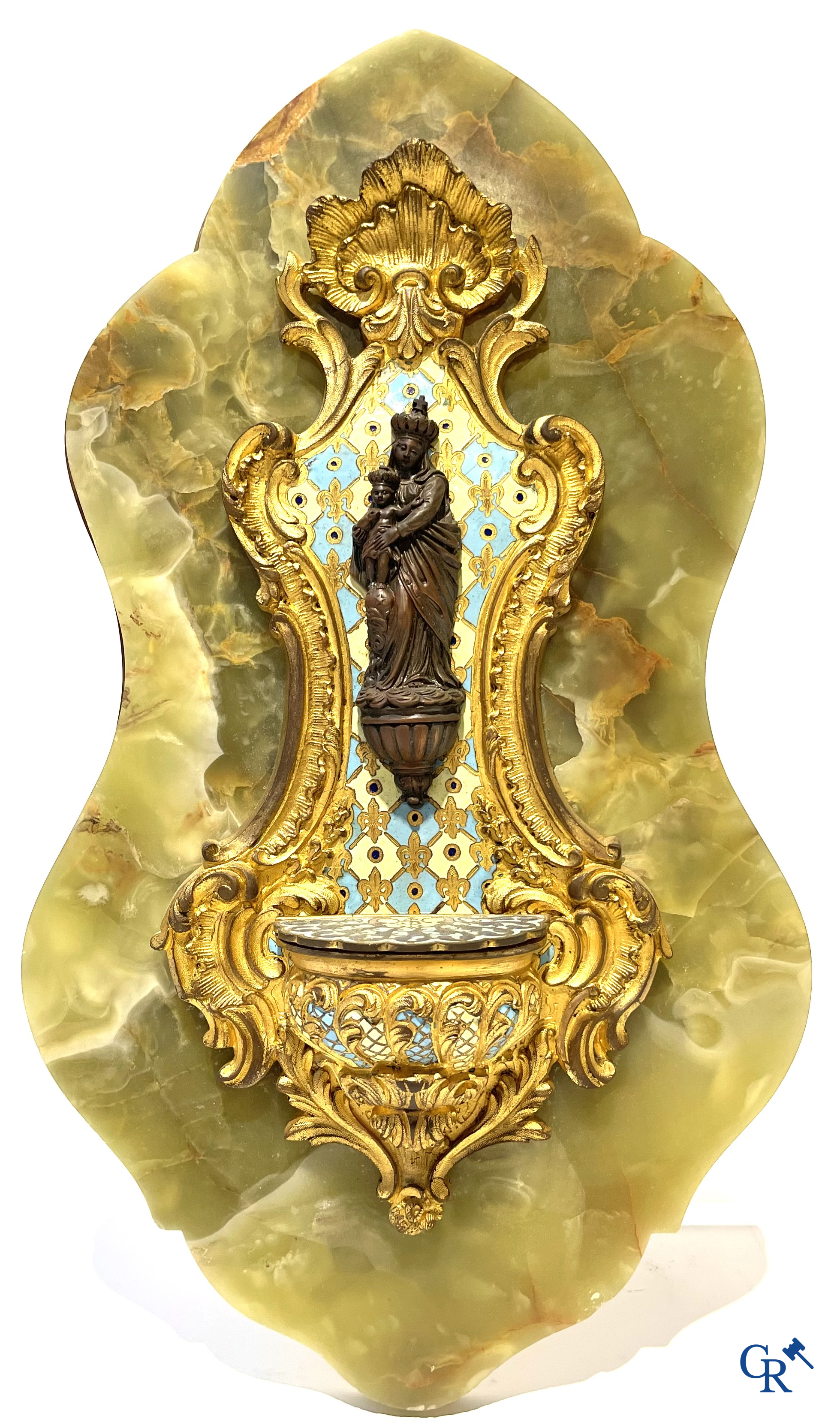 Religieuze objecten, 2 wijwatervaten in brons en cloisonné en een albast beeld van het heilig hart. 19e eeuw.