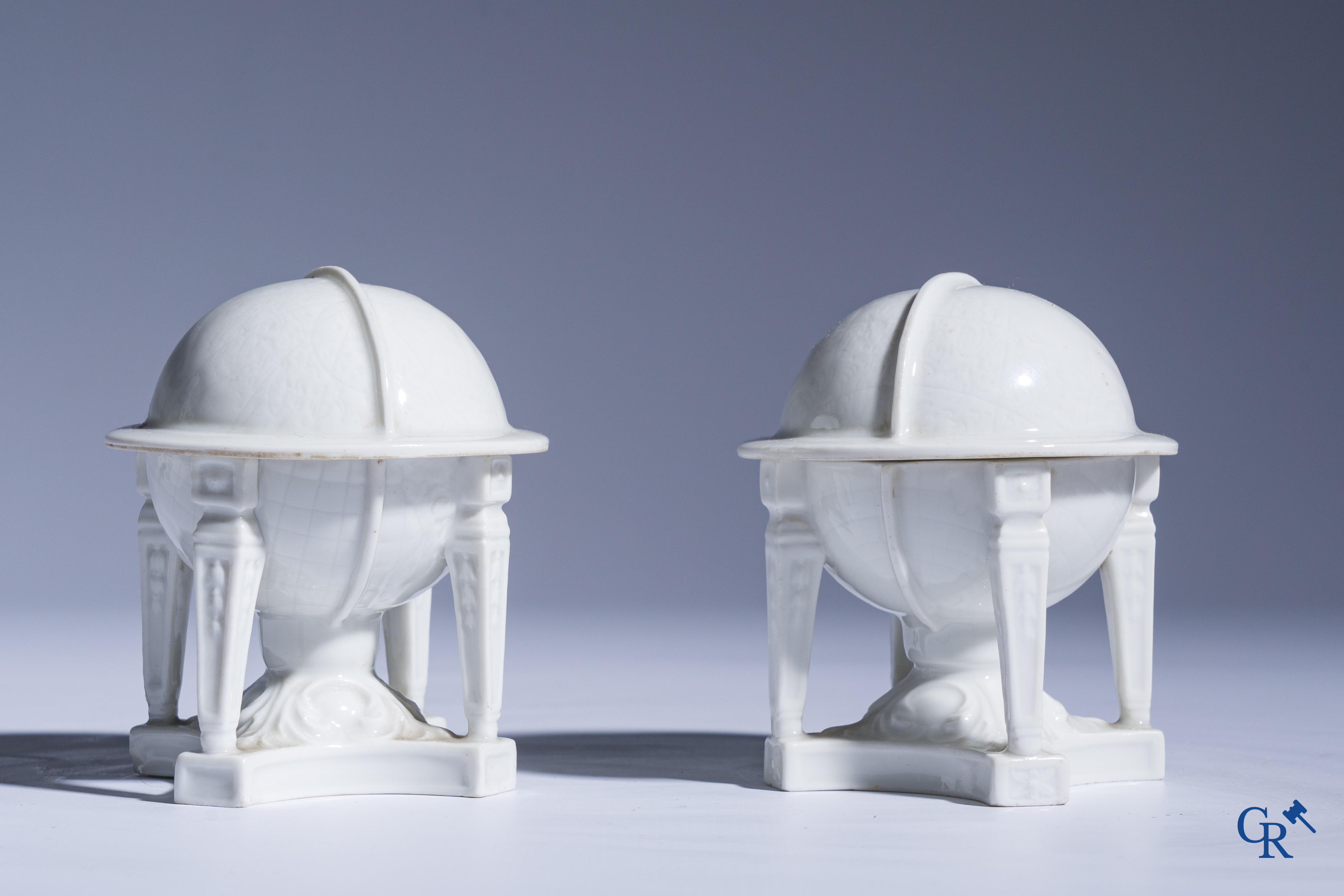 Koninklijke Porselein Fabriek Berlijn, KPM. Uitzonderlijk porseleinen inktstel in Aziatische stijl. Periode 1780-1830.