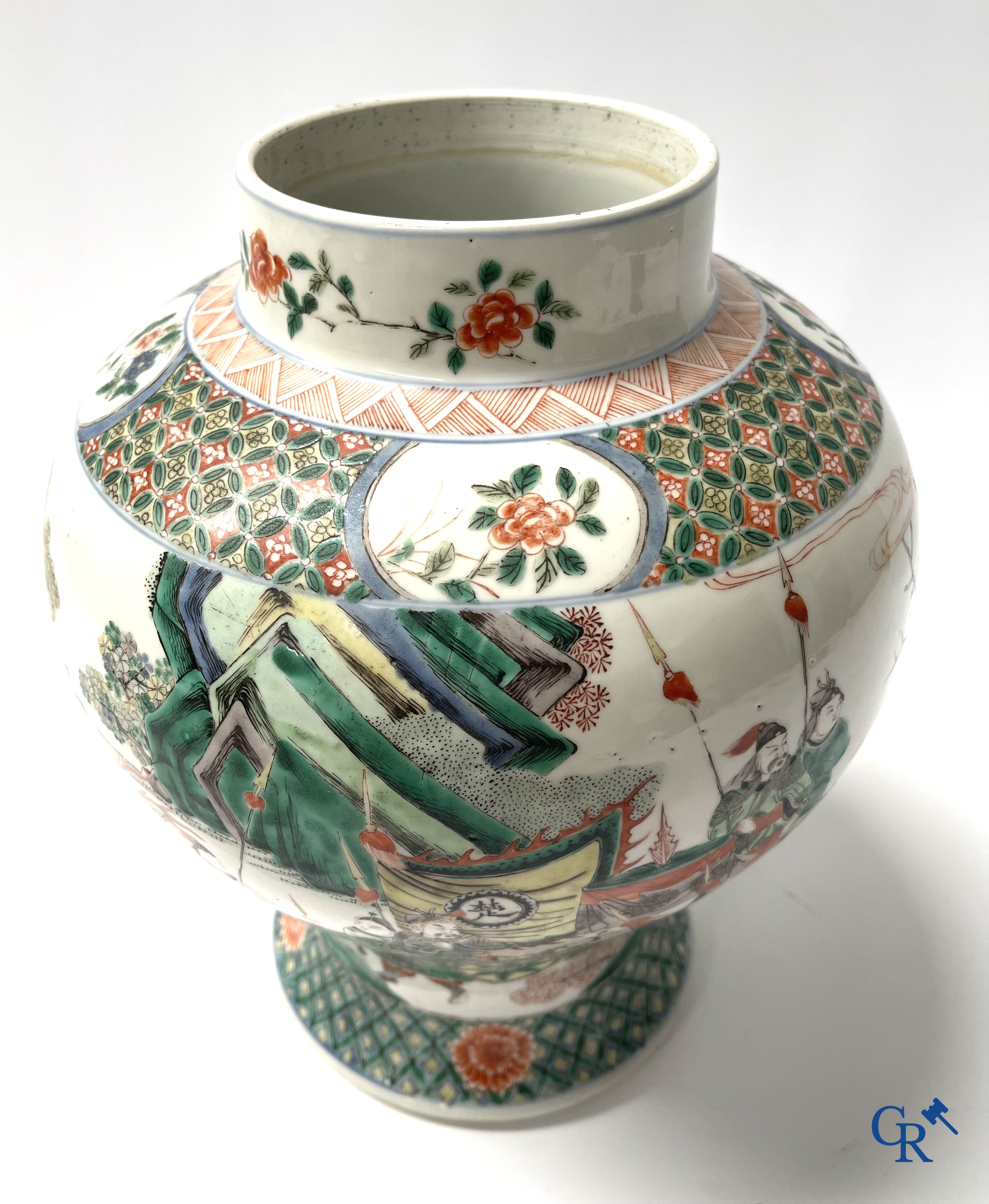 Aziatica, een Chinese famille verte dekselvaas met krijgers en paarden. 19e eeuw.