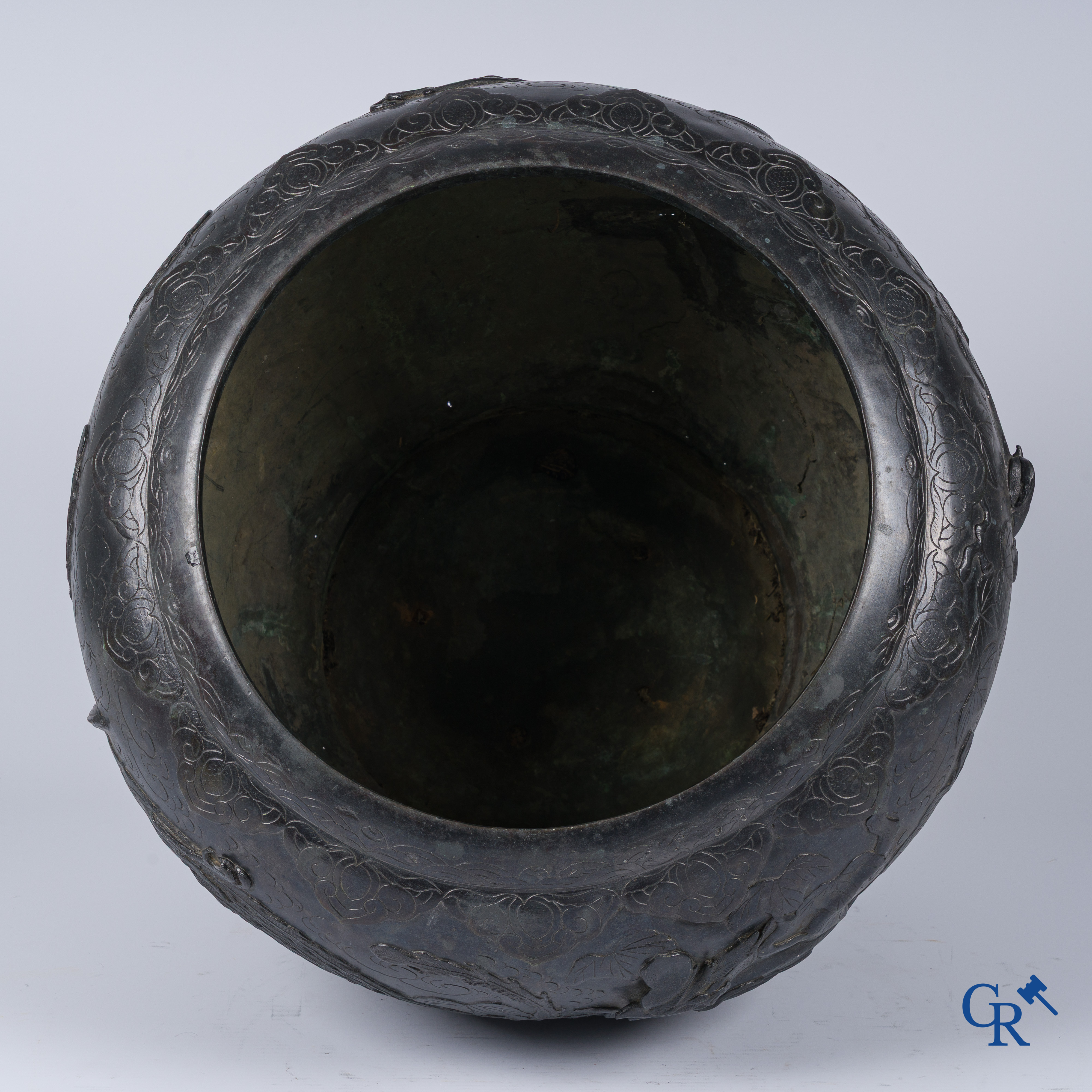 Art Asiatique, une grande jardinière japonaise en bronze avec des oiseaux phénix. 19ème siècle.