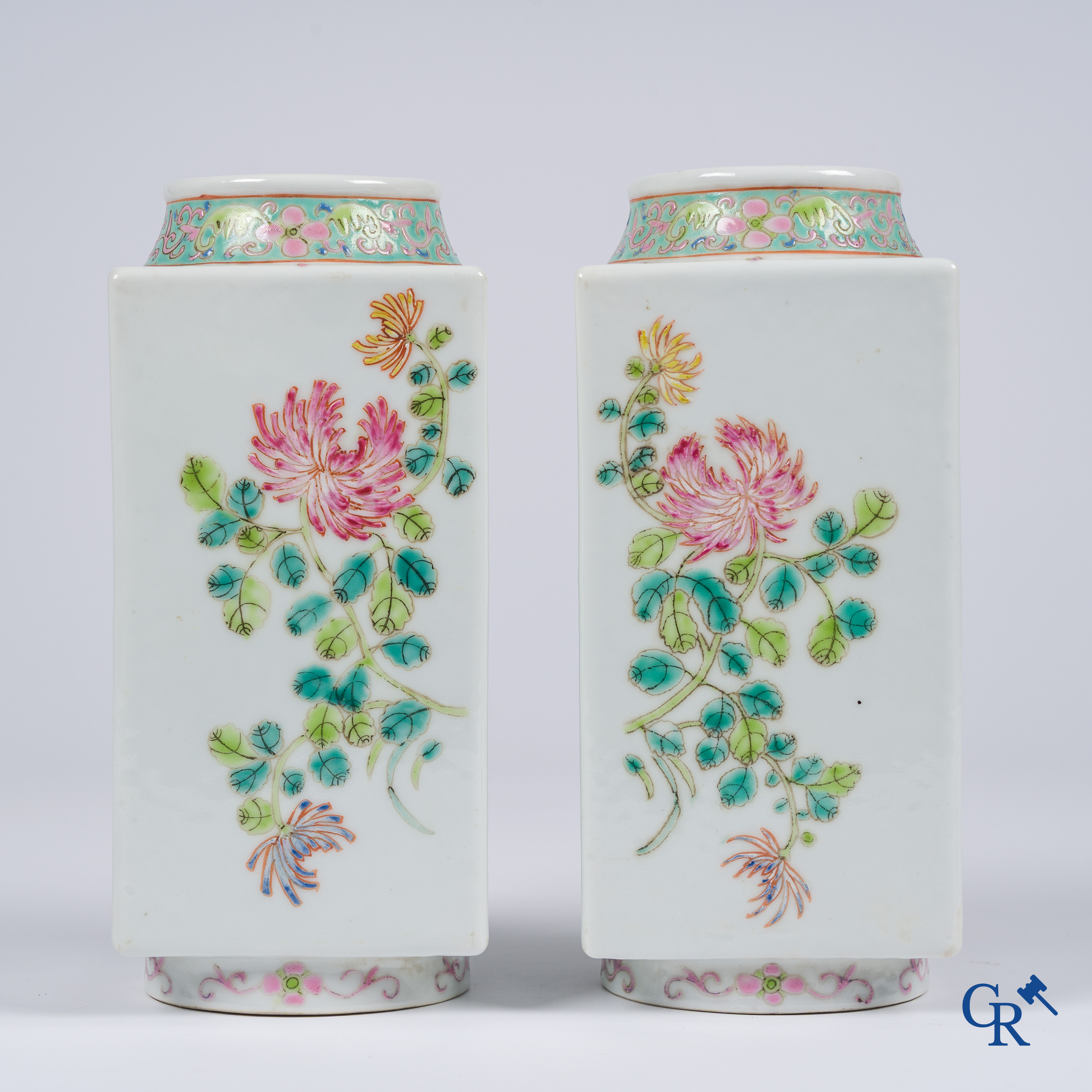 Aziatica, Chinees porselein. Een paar vierkante famille rose vazen. 19de eeuw.