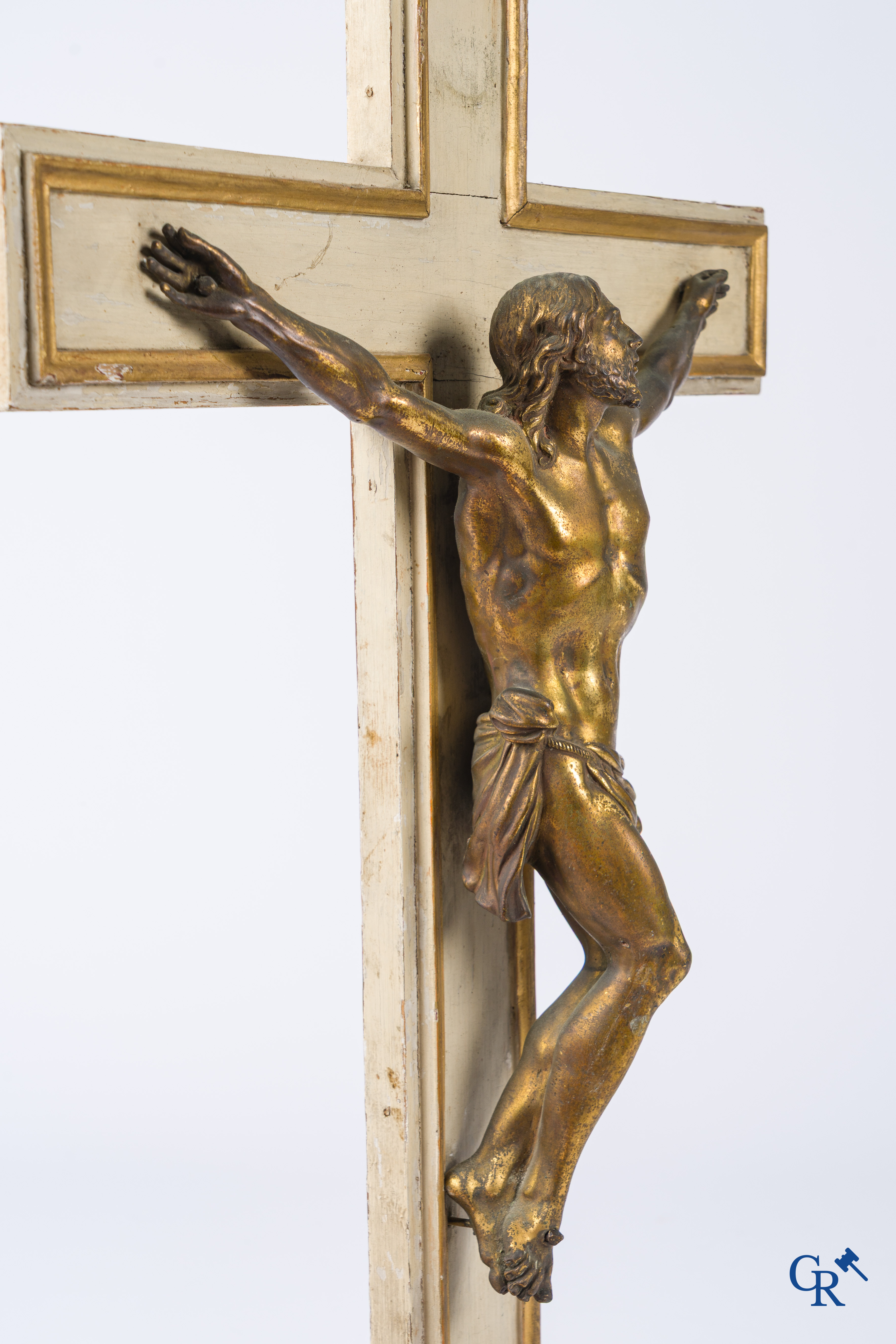 Religieuze objecten, een grote vergulde bronzen corpus, 18e eeuw.