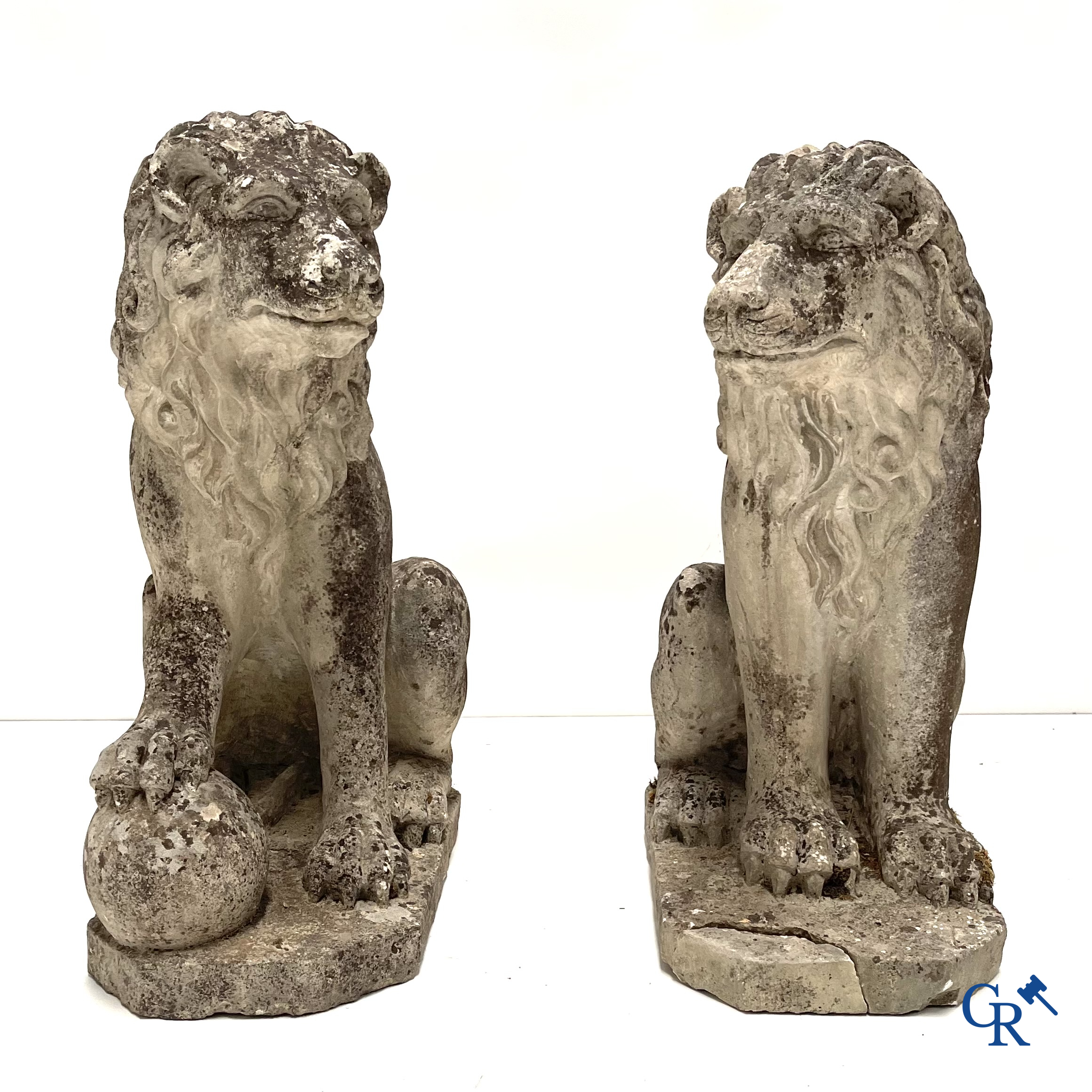 Paire de lions en pierre de sable. France, XVIIIème siècle.