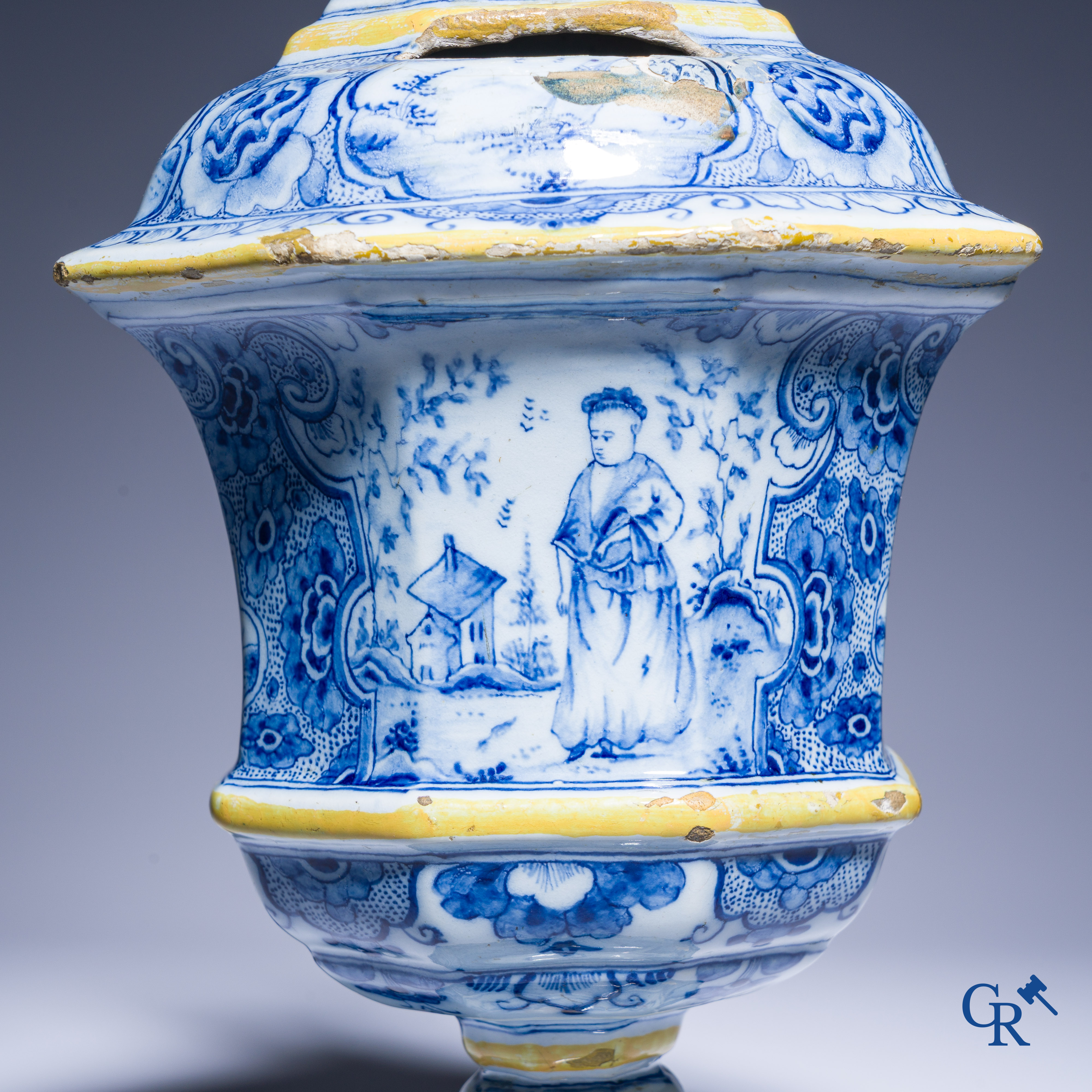 Delfts aardewerk, zeldzame polychrome spaarpot met een zittende hond en taferelen. 18e eeuw.