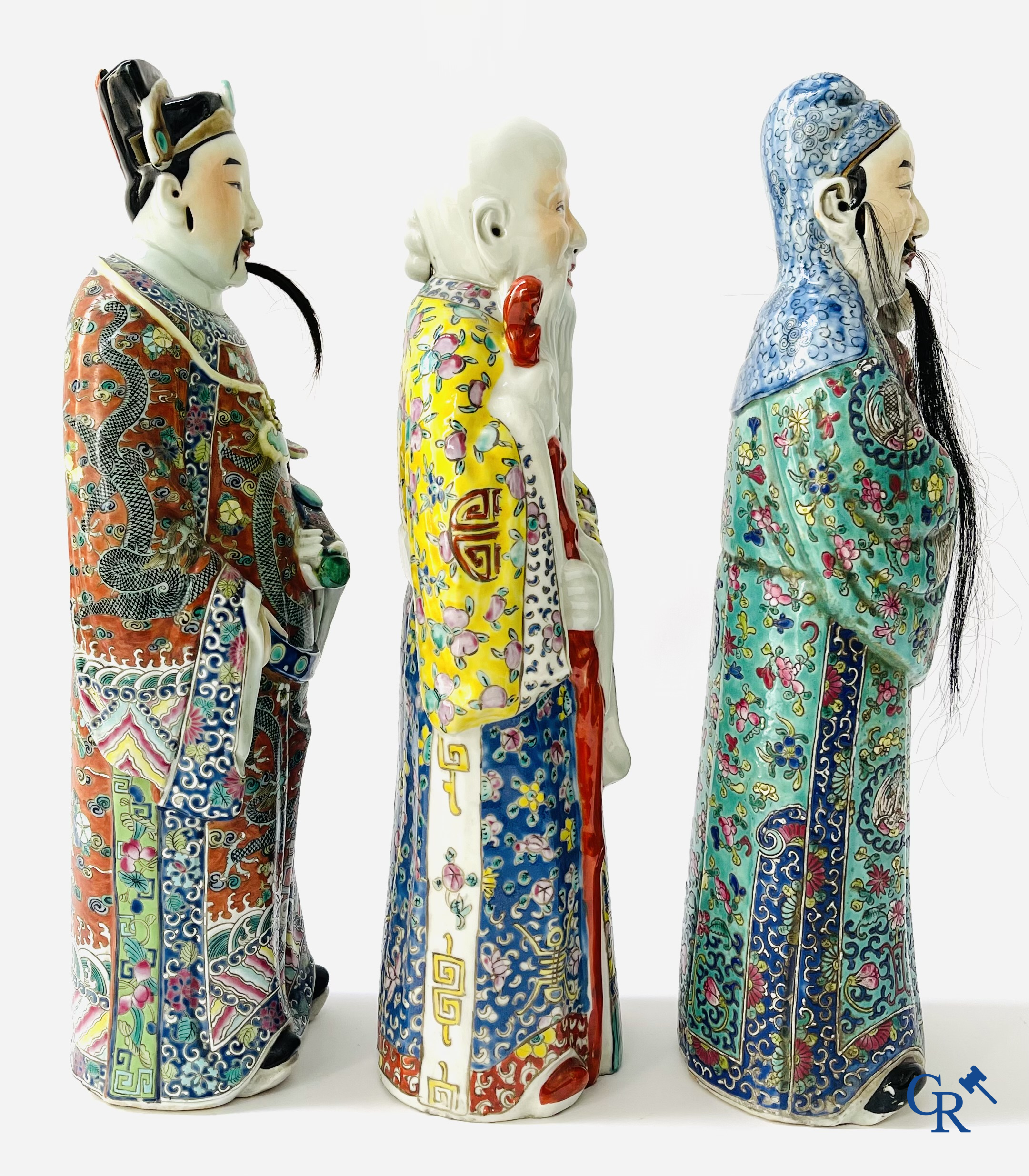 Art Asiatique, porcelaine chinoise. 3 figures d'immortels en porcelaine famille rose. 19ème siècle.