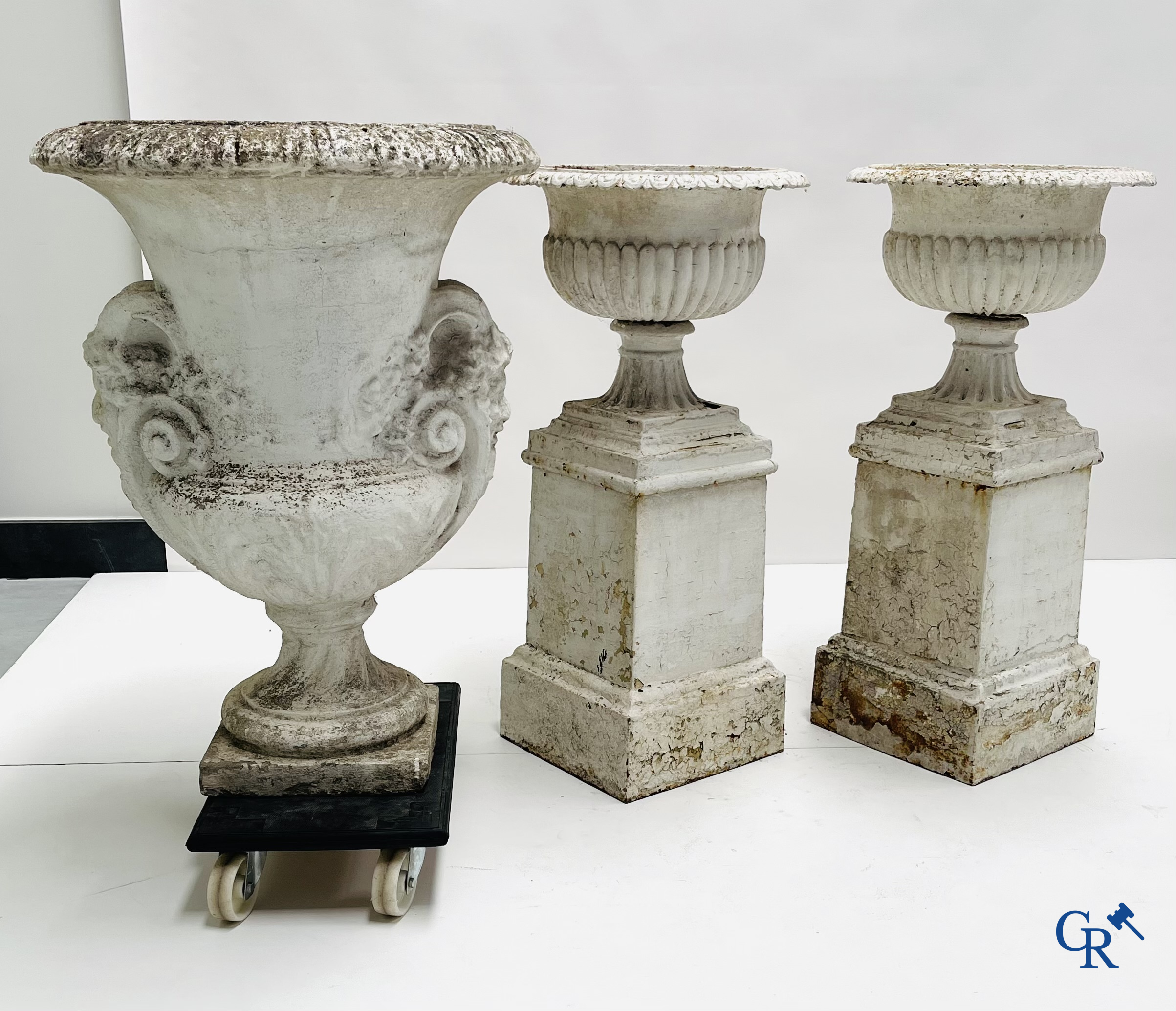 Tuindecoratie. Een paar grote gietijzer tuinvazen op sokkel. Oude patina, 19de eeuw.