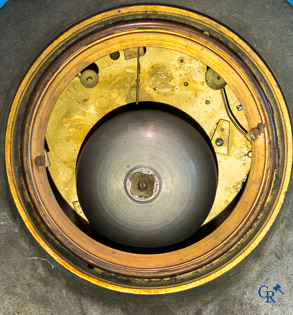 Claude Galle, Rue Vivienne à Paris. Pendule borne "Anacréon" en bronze doré et patiné. Empire, vers 1806.