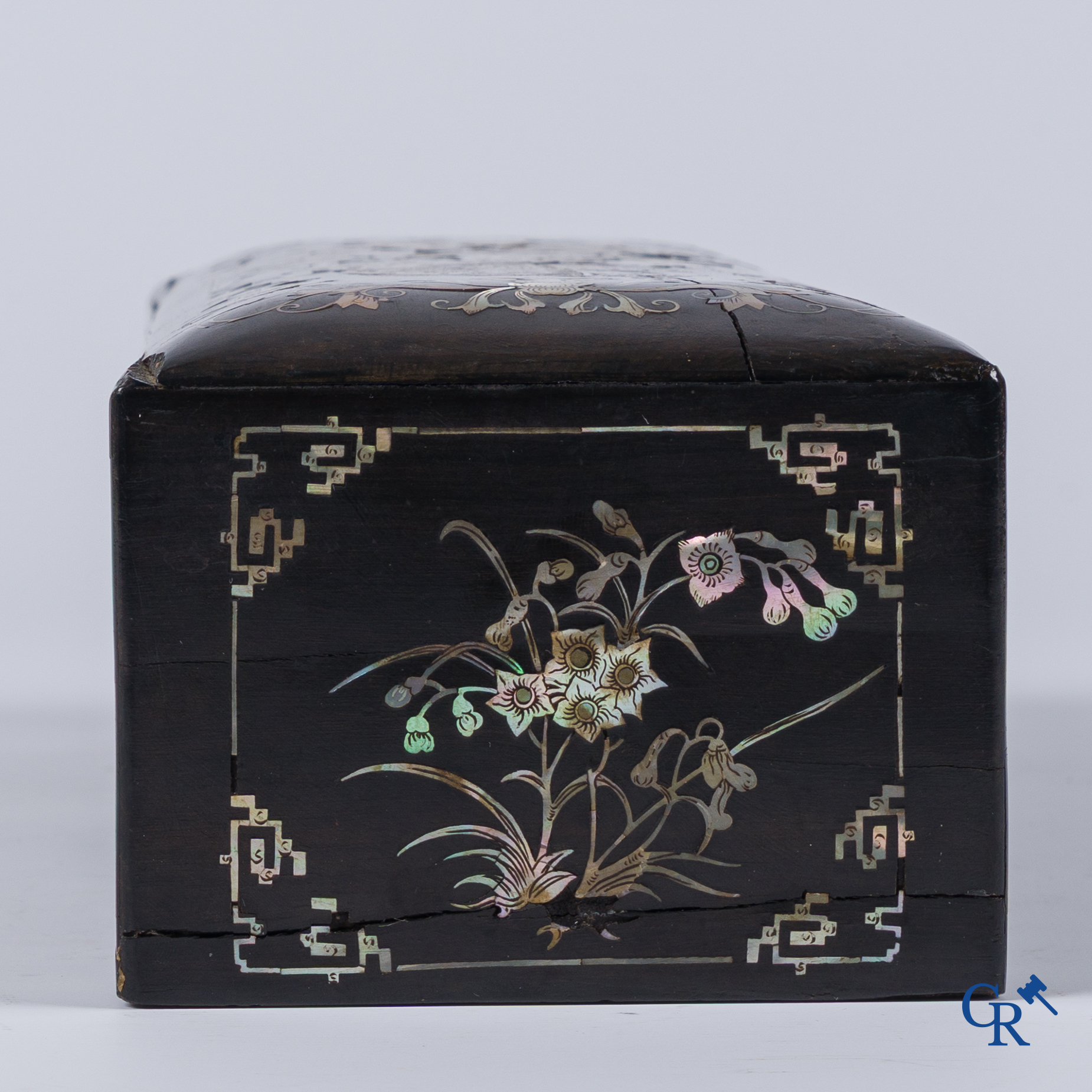 Aziatica, een Vietnamese met parelmoer ingelegde houten dekseldoos. 19e eeuw.