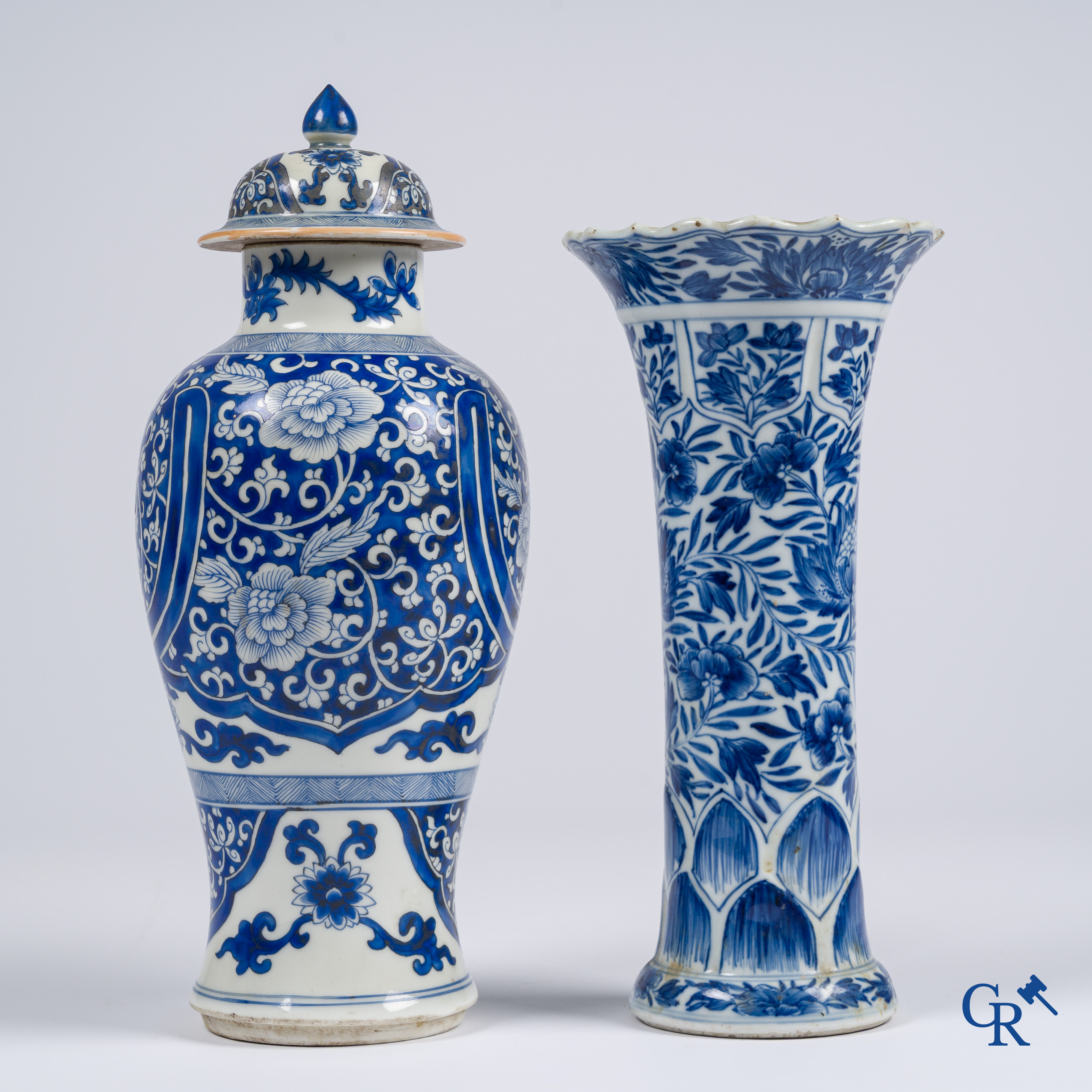 Art Asiatique, porcelaine de Chine. 2 vases bleu et blanc. 18ème siècle.