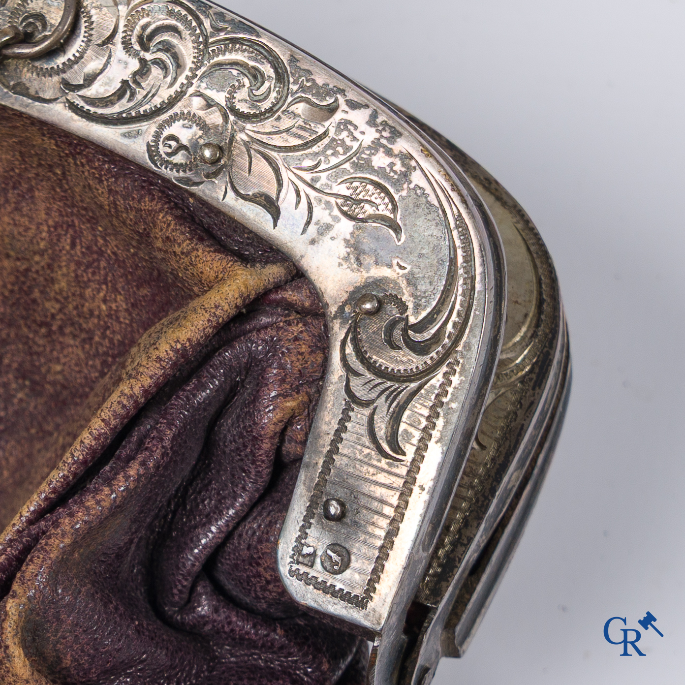 Divers lot antiquiteiten, inktpot Napoleon Bonaparte, zilver geldbeugel 18e eeuw, koffertje agaat, enz. 18e en 19e eeuw.