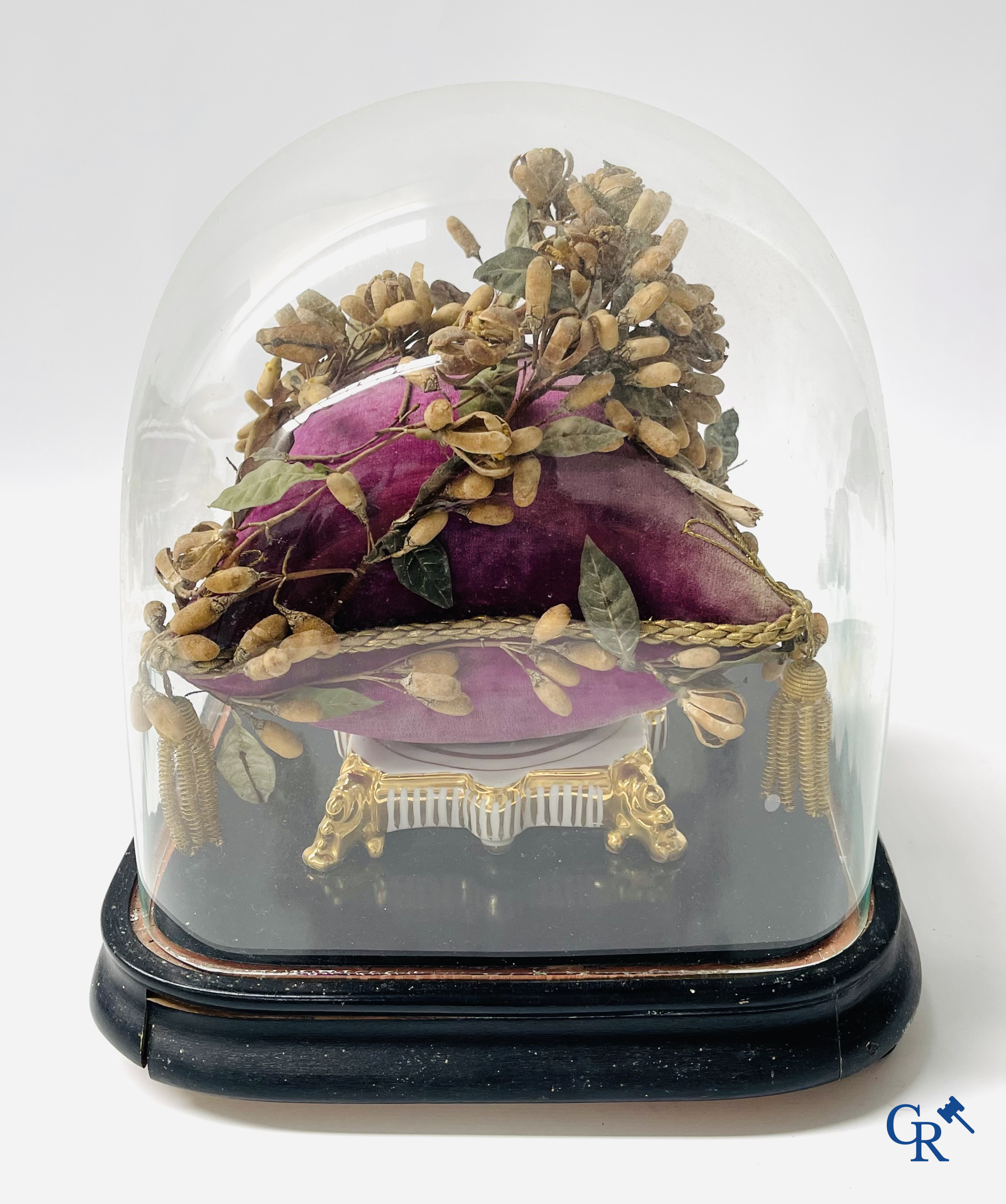 2 glass domes with a bridal bouquet on a cushion with a foot in gilded metal and a foot in Paris porcelain.
