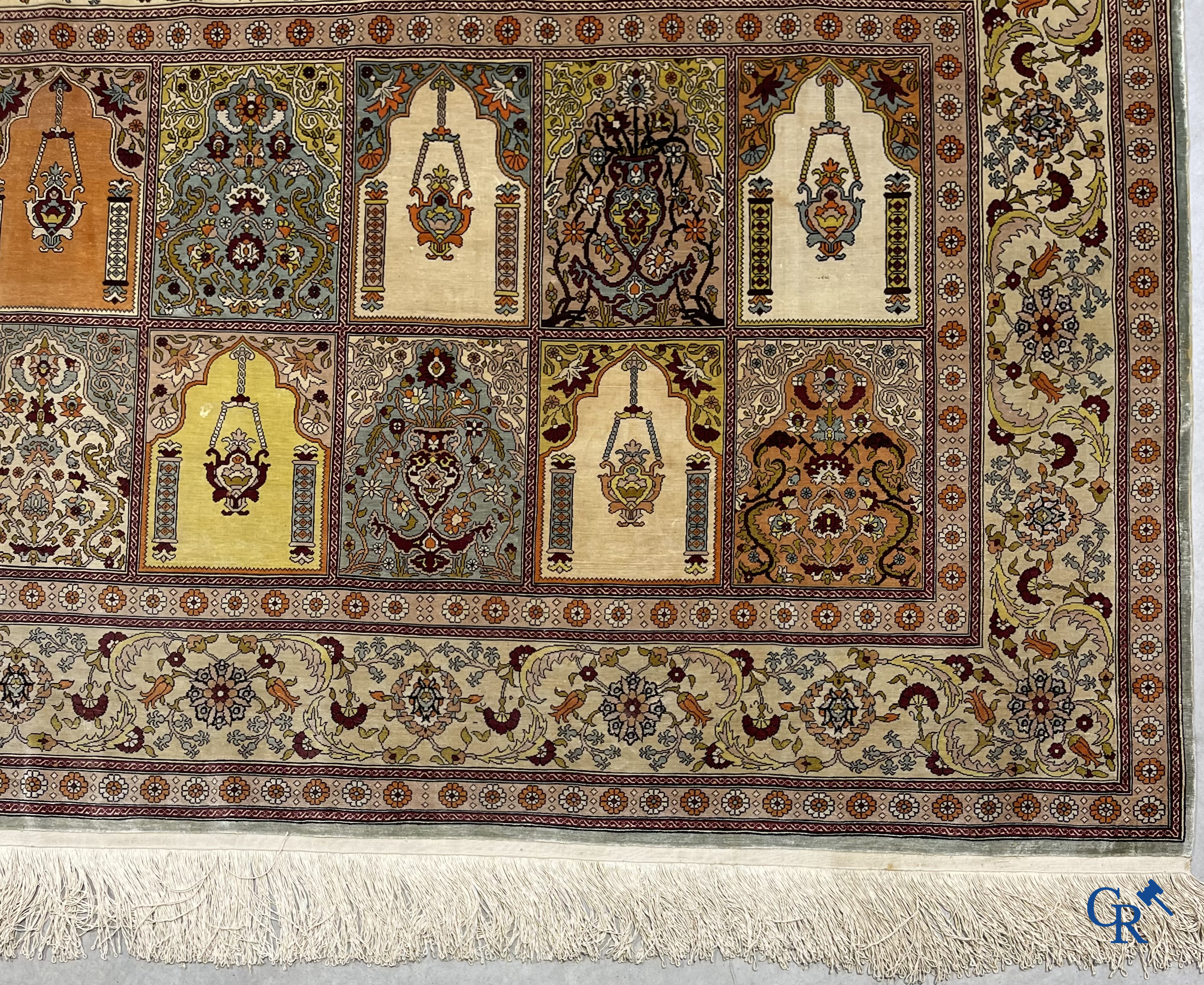 Oosterse tapijten. Een gesigneerd zijden tapijt met geometrisch motief.