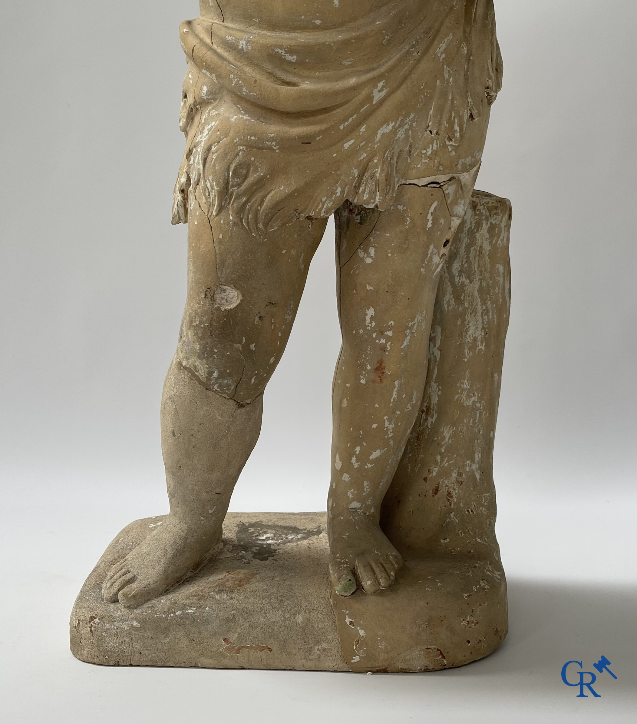 Antiek tuinbeeld. Een engel met bloemenmand in terra cotta. Eind 18e eeuw.