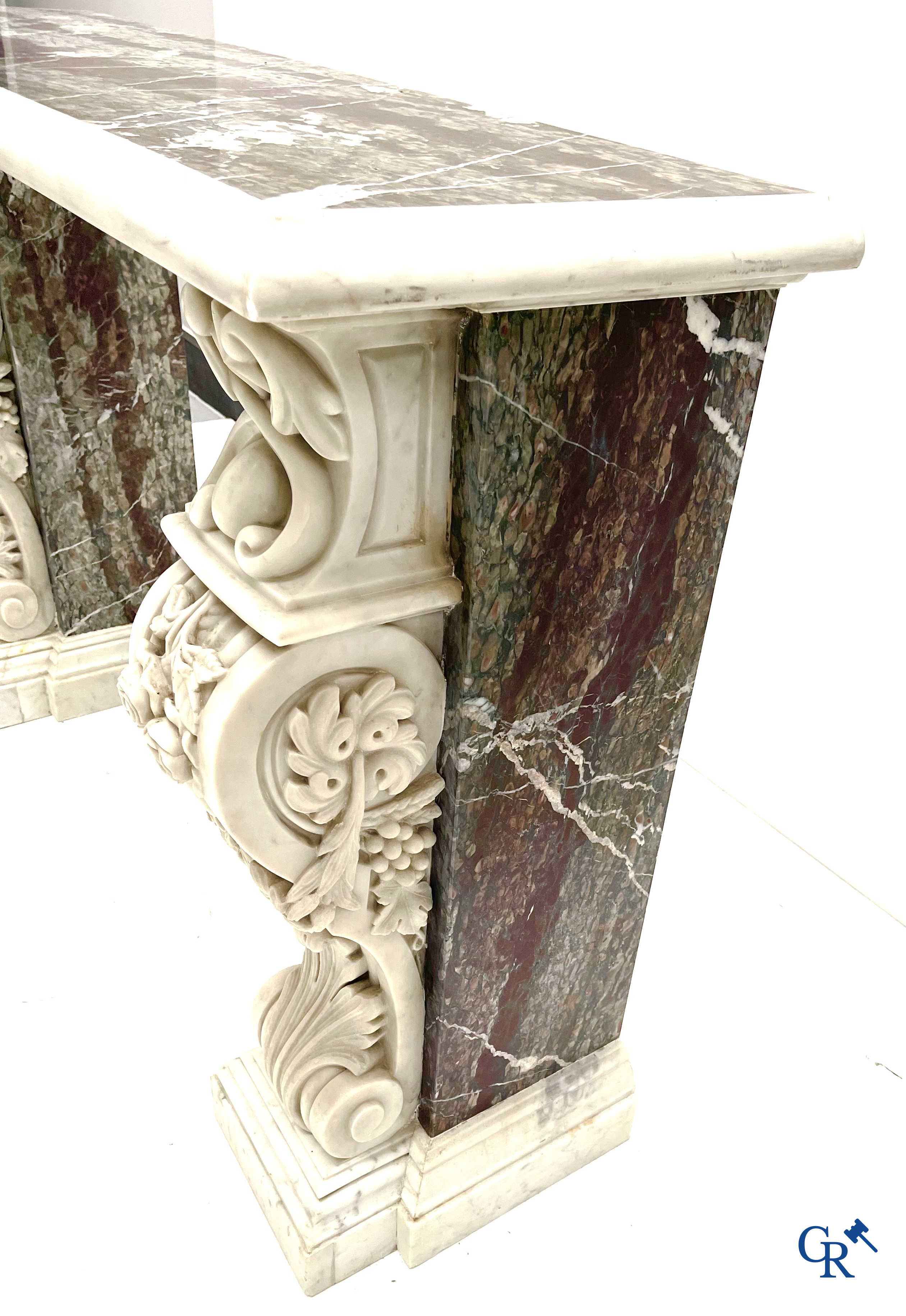 Une importante console murale en different sortes de marbre. 19ème siècle.
