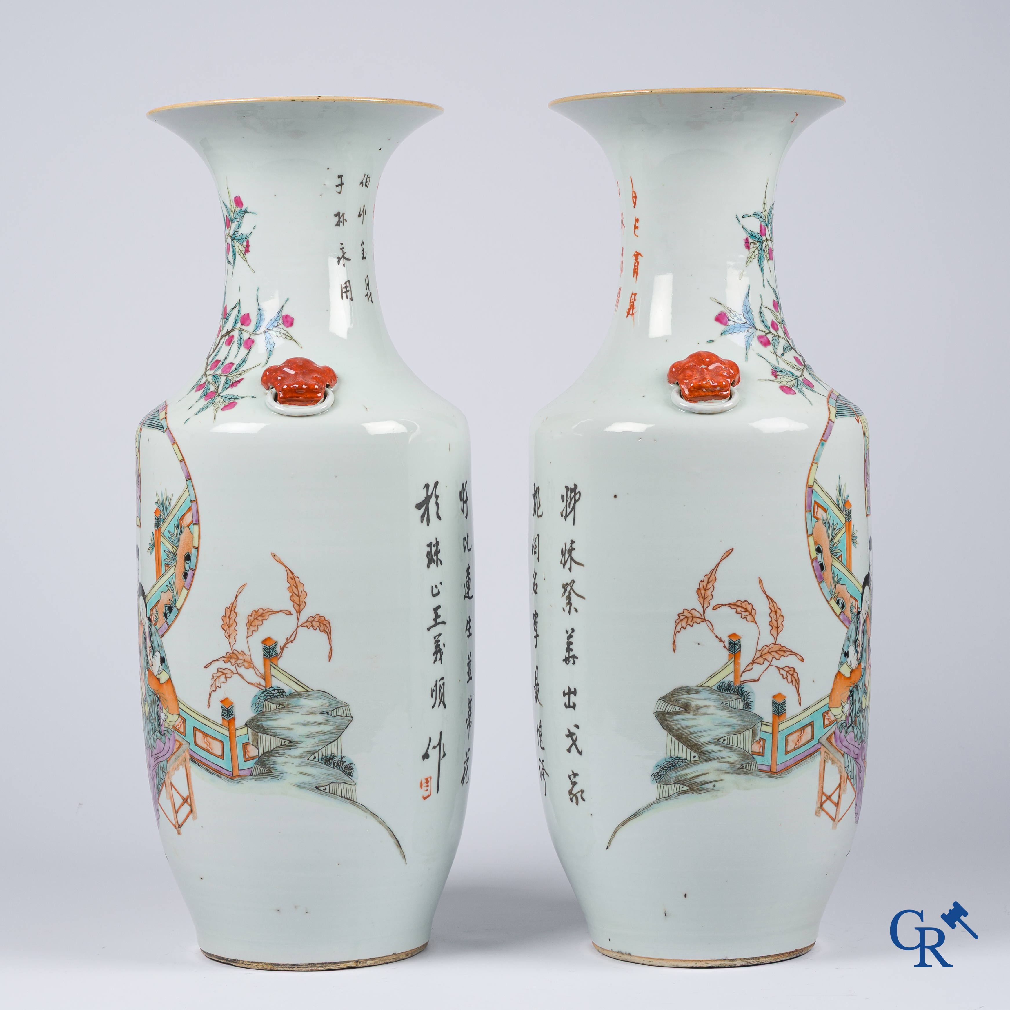 Aziatica, Chinees porselein. Een paar Chinese famille rose vazen met personages. 19de eeuw.