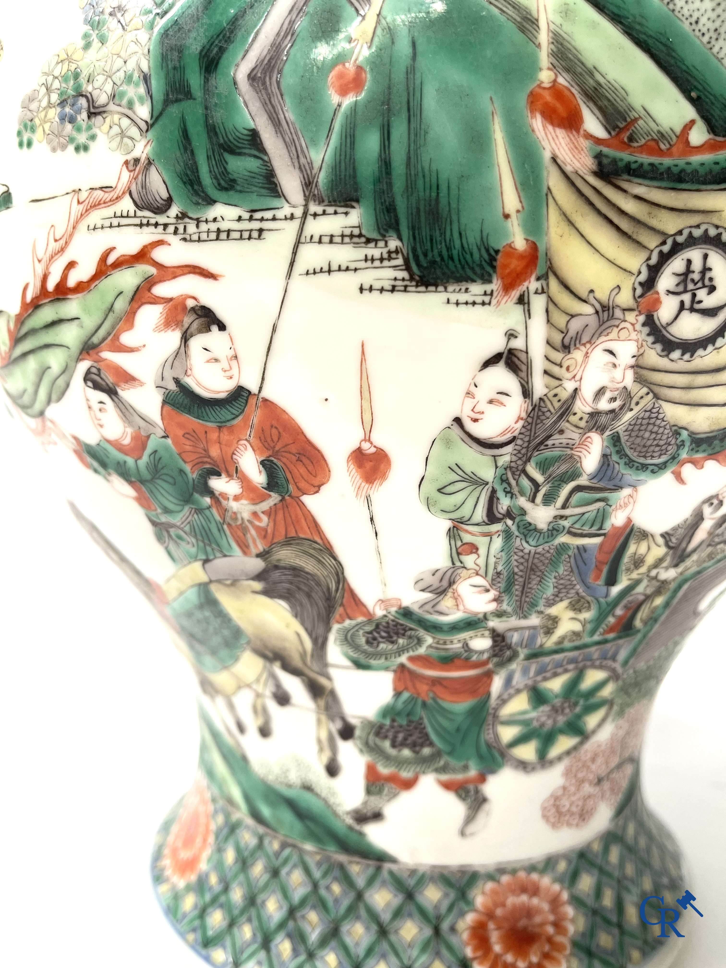 Aziatica, een Chinese famille verte dekselvaas met krijgers en paarden. 19e eeuw.