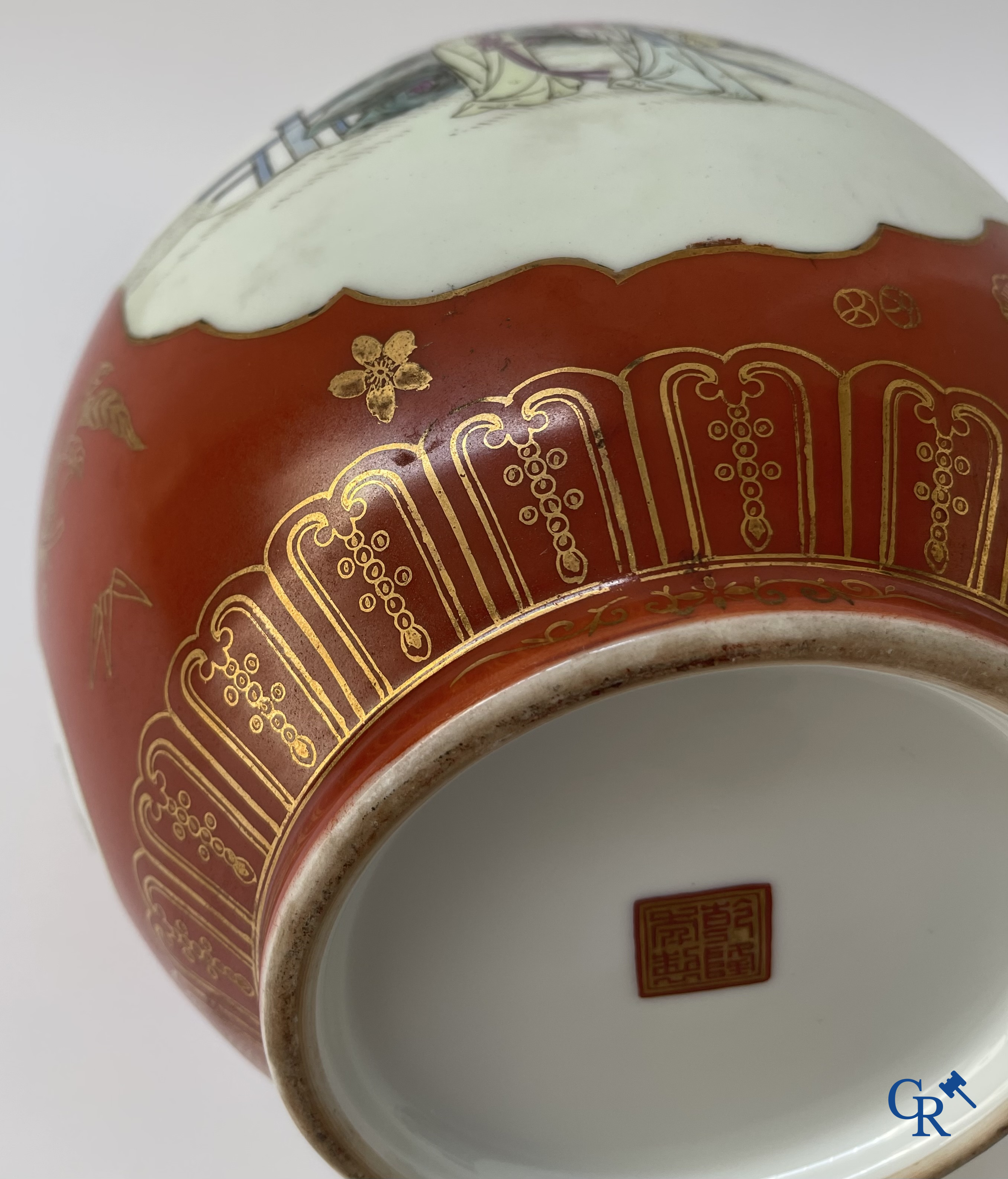 Aziatica, Chinees porselein. Een Chinese vaas met personages. Met zegelmerk. 20ste eeuw.
