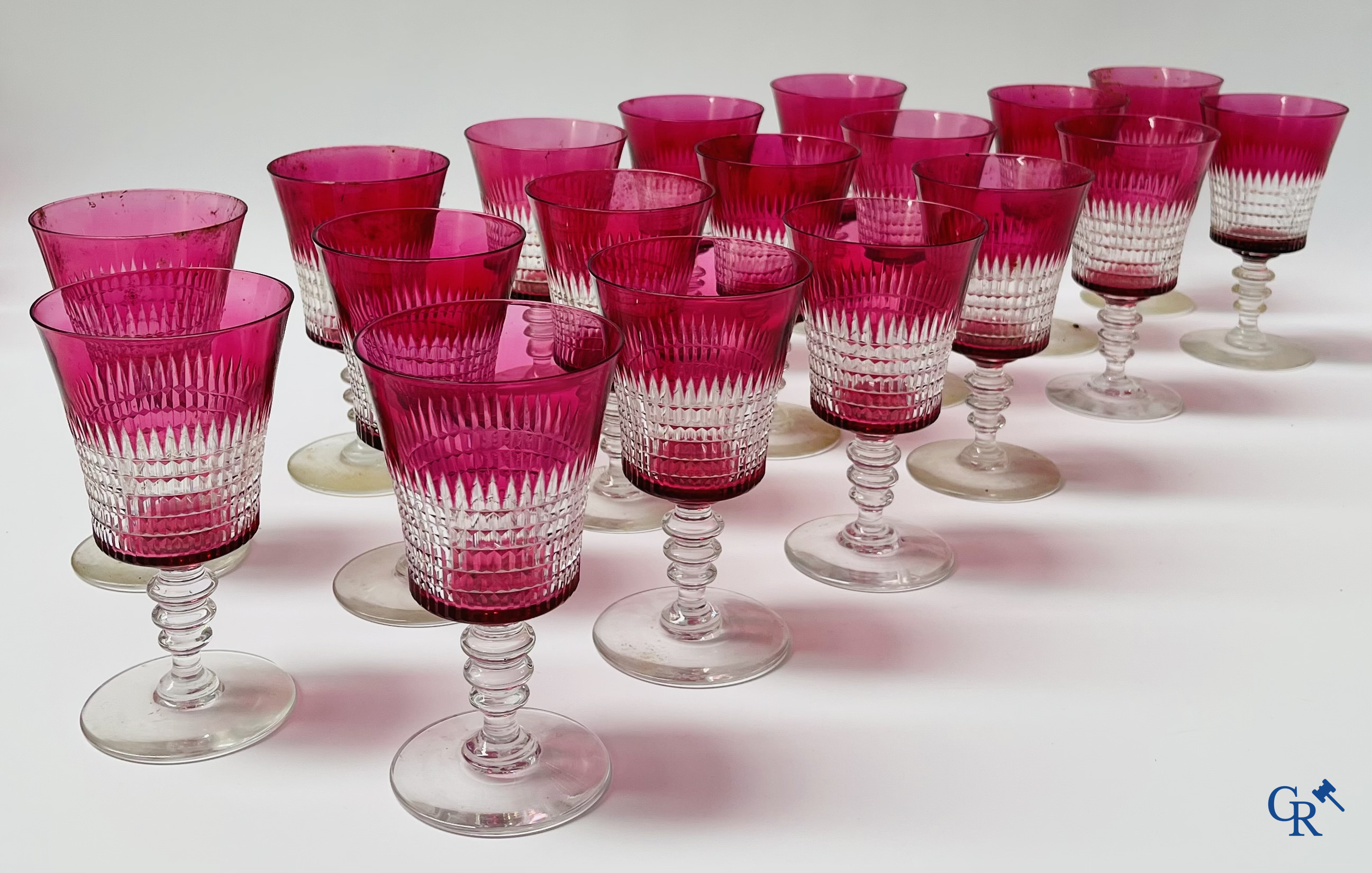 Een uitgebreid servies in rood geslepen kristal, hoogstwaarschijnlijk Val Saint Lambert.