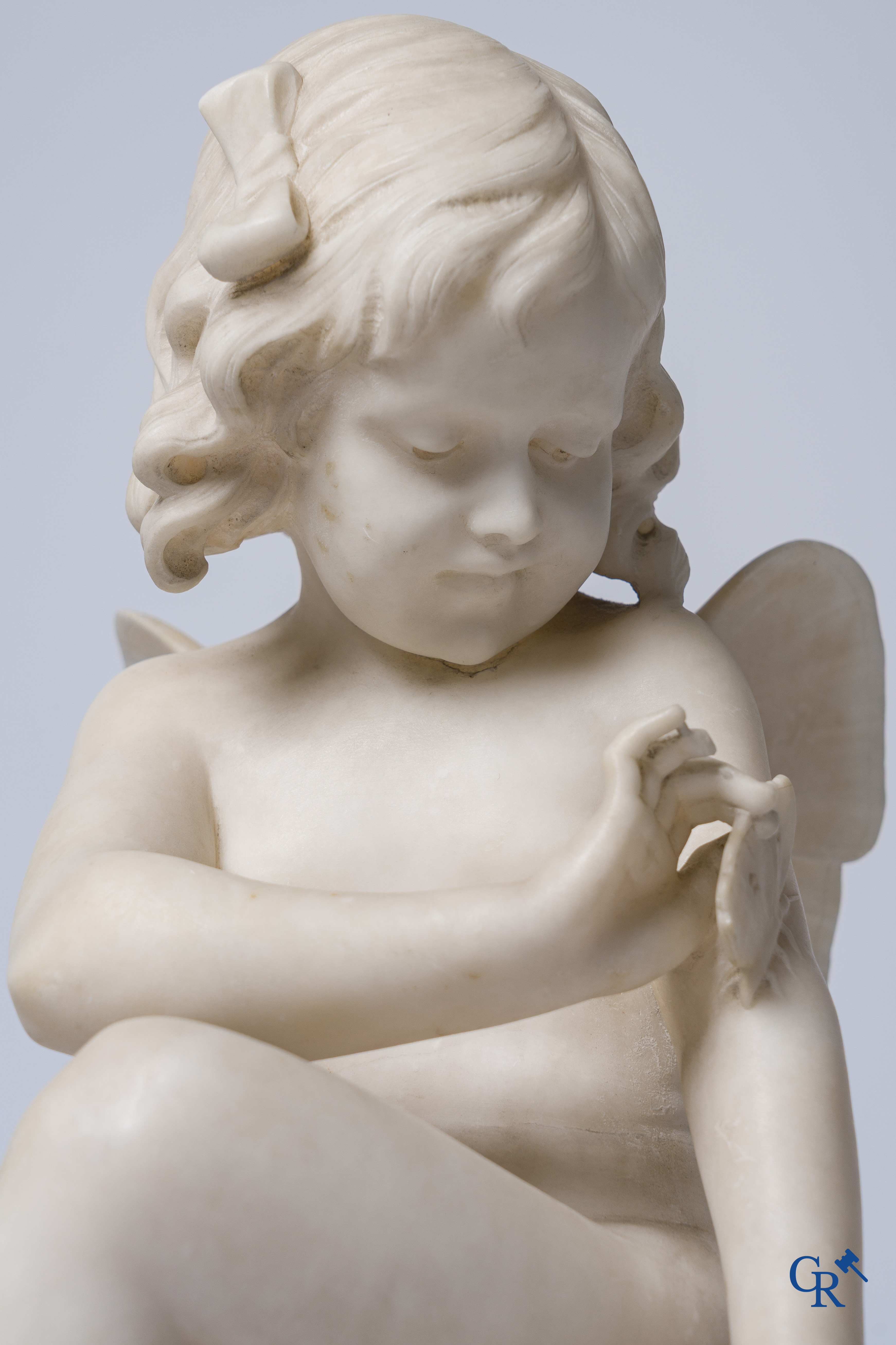 A Michelotti (XIX-XX), voorstelling van een zittende cupido met vlinder. Alabast.