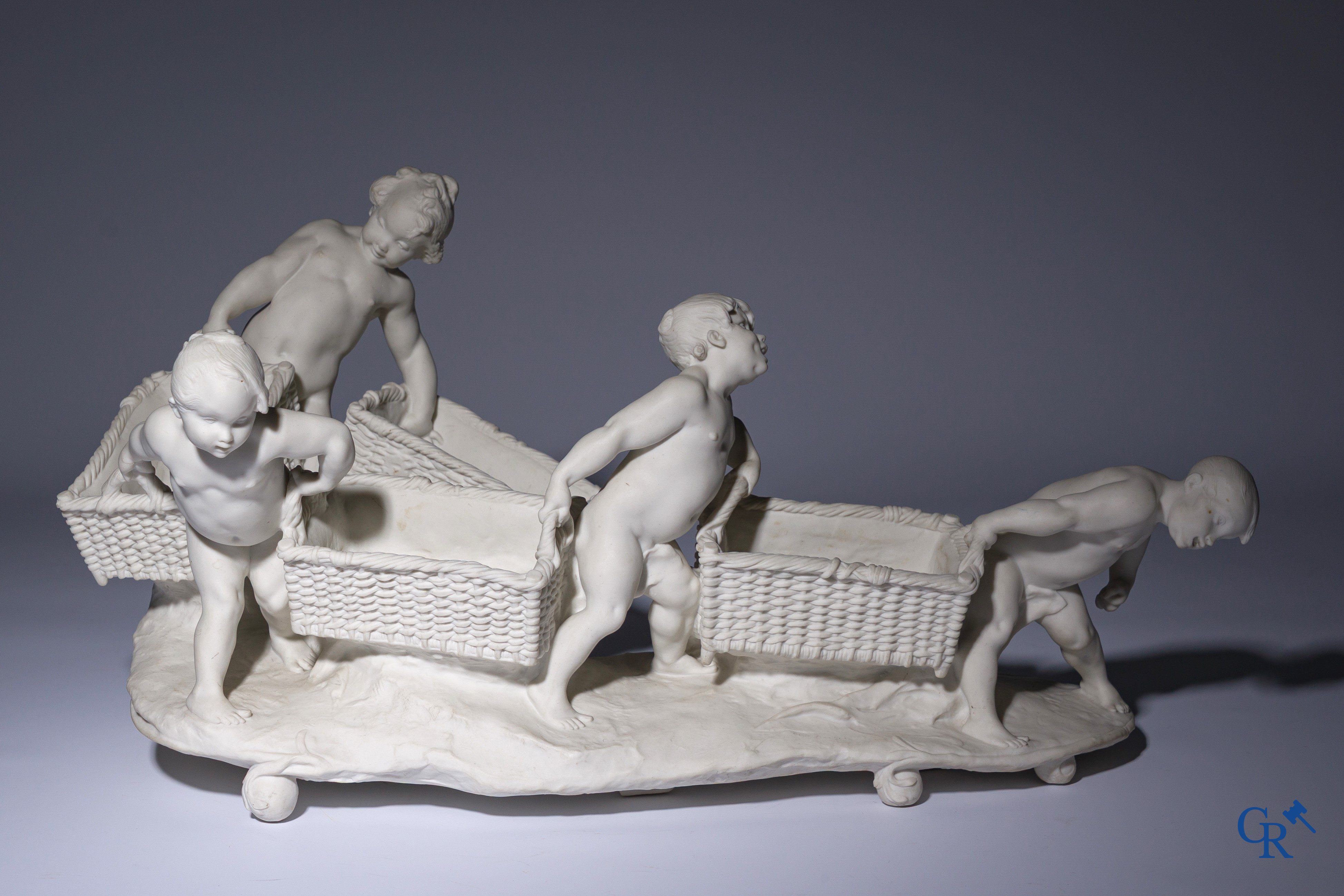 Jules Cheret (1836-1932) & Manufacture de Sèvres. Uitzonderlijk 3-delige Milieu de table, "Farandole d'amours".