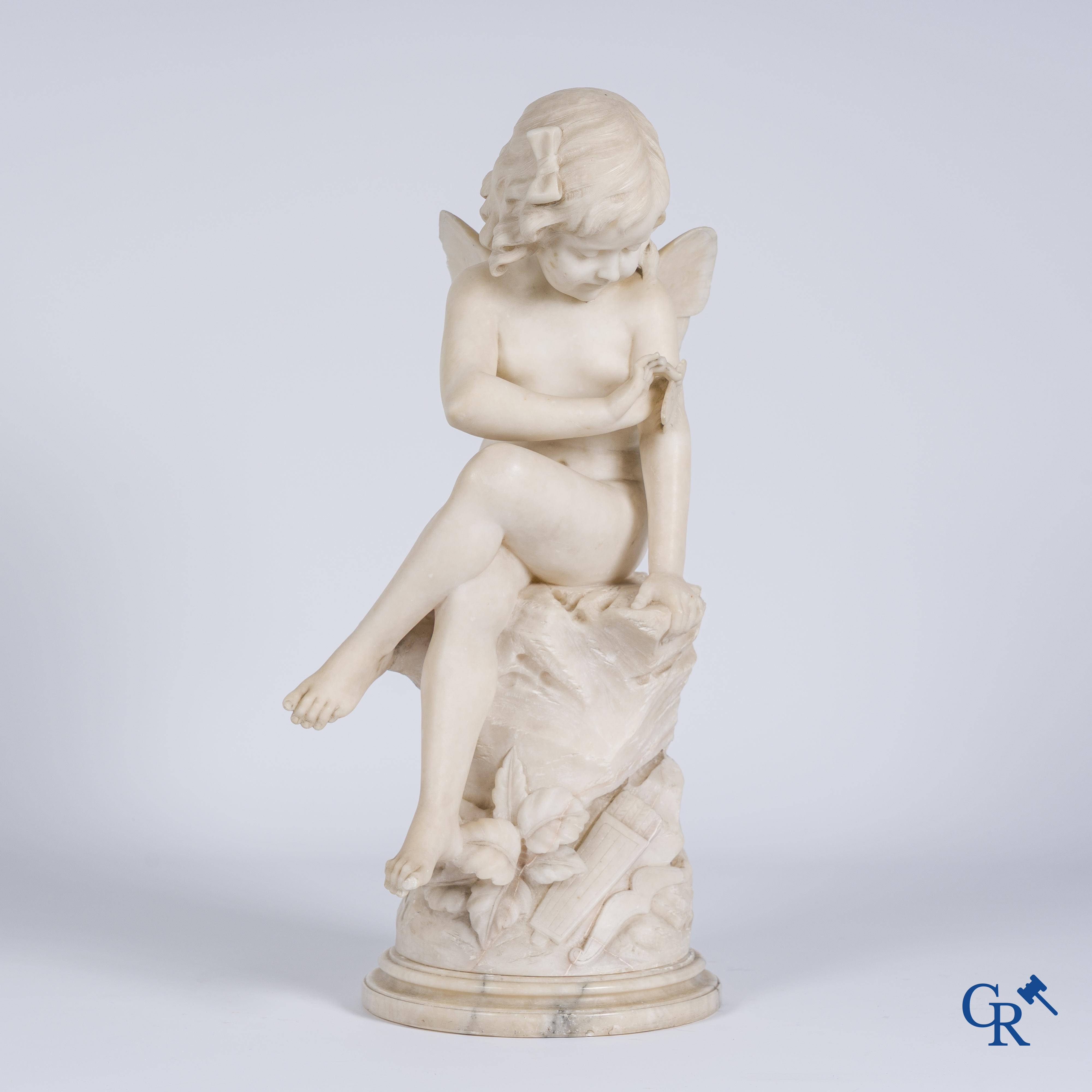 A Michelotti (XIX-XX), voorstelling van een zittende cupido met vlinder. Alabast.