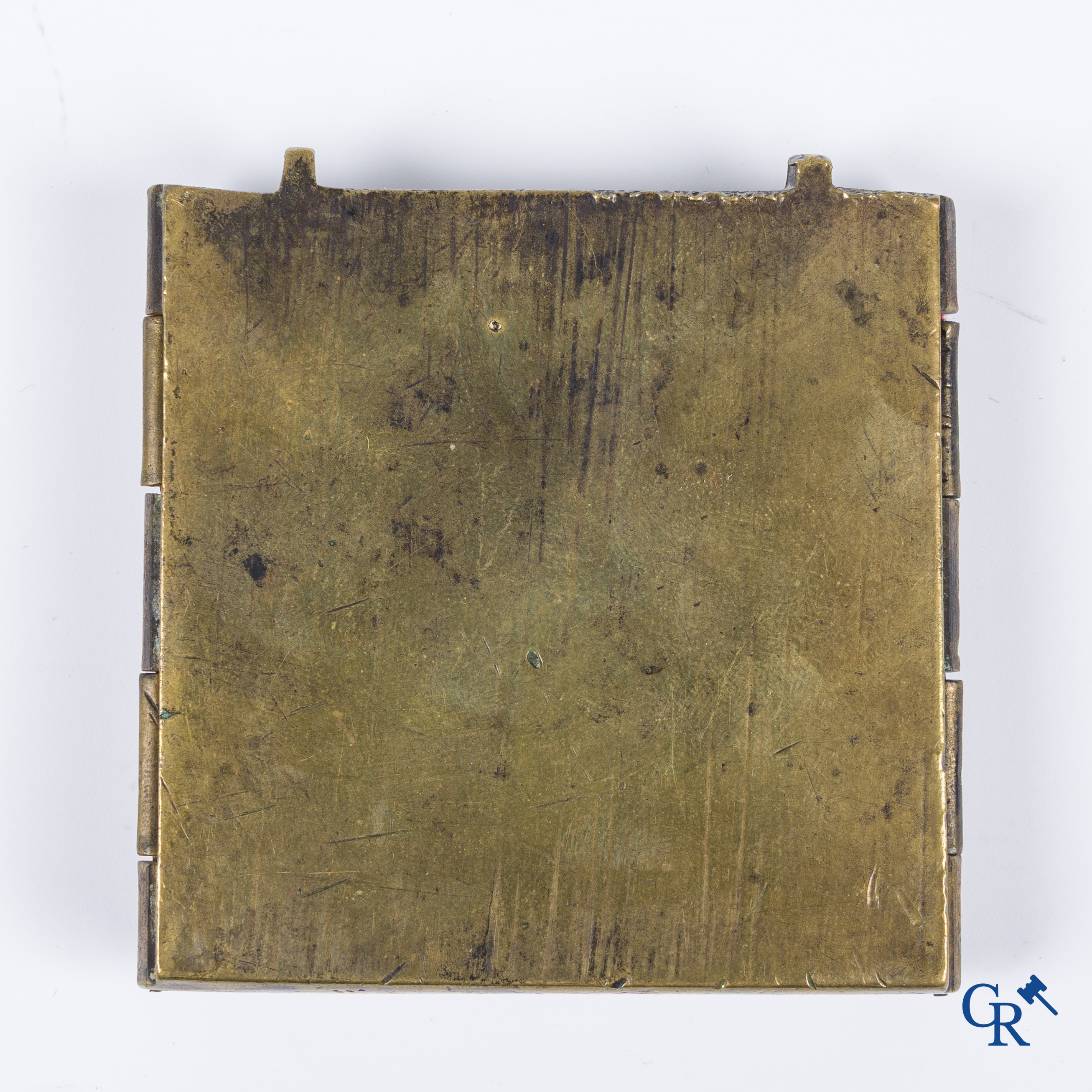 Russisch werk. Een reis triptiek icoon, brons en emaille en een Slavisch geëmailleerd kruis. Rusland 18e -19e eeuw.