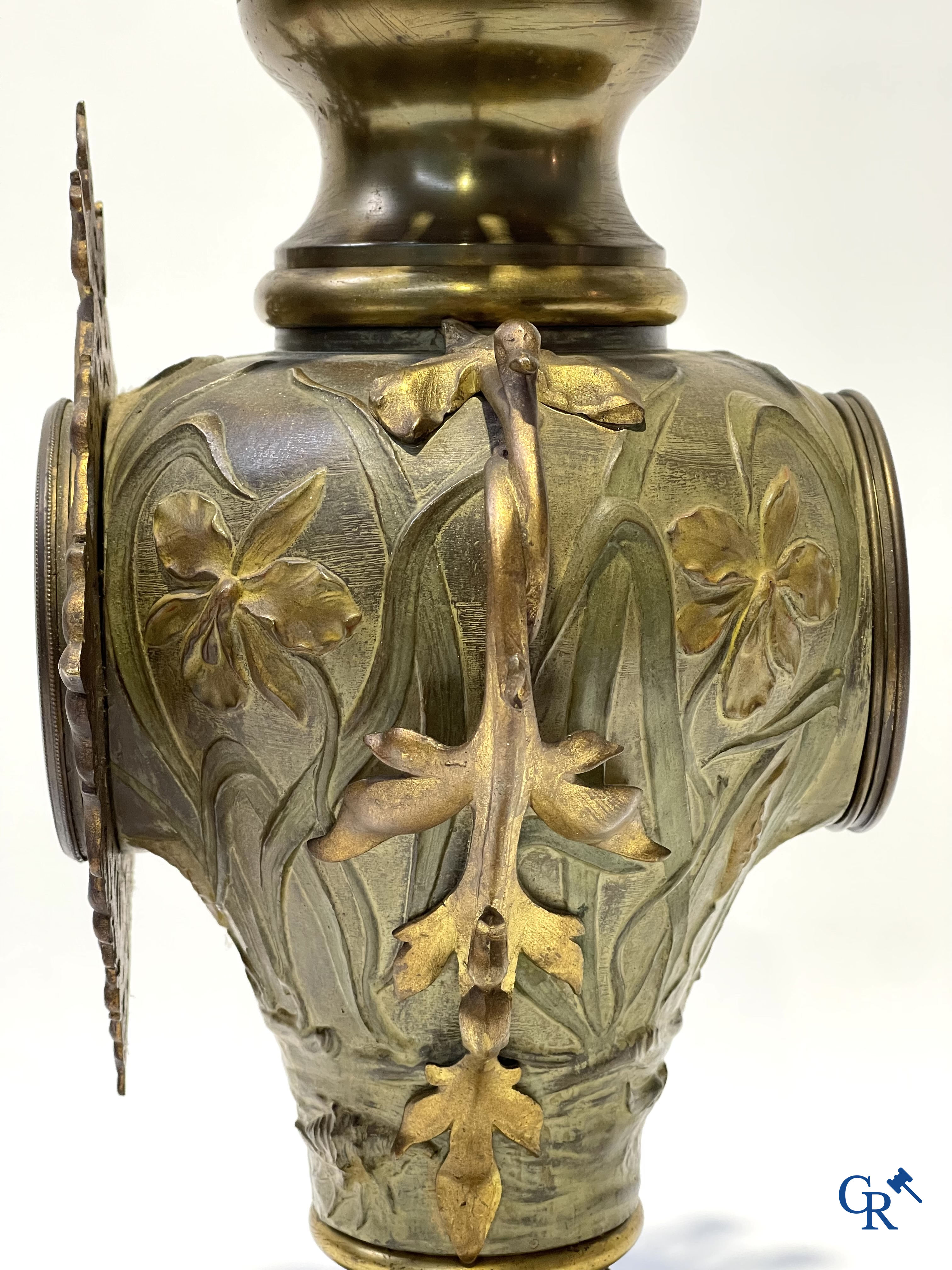 Art Nouveau, een uitzonderlijk 3-delig koud beschilderde bronzen schouwgarnituur met zeedieren. Circa 1900.