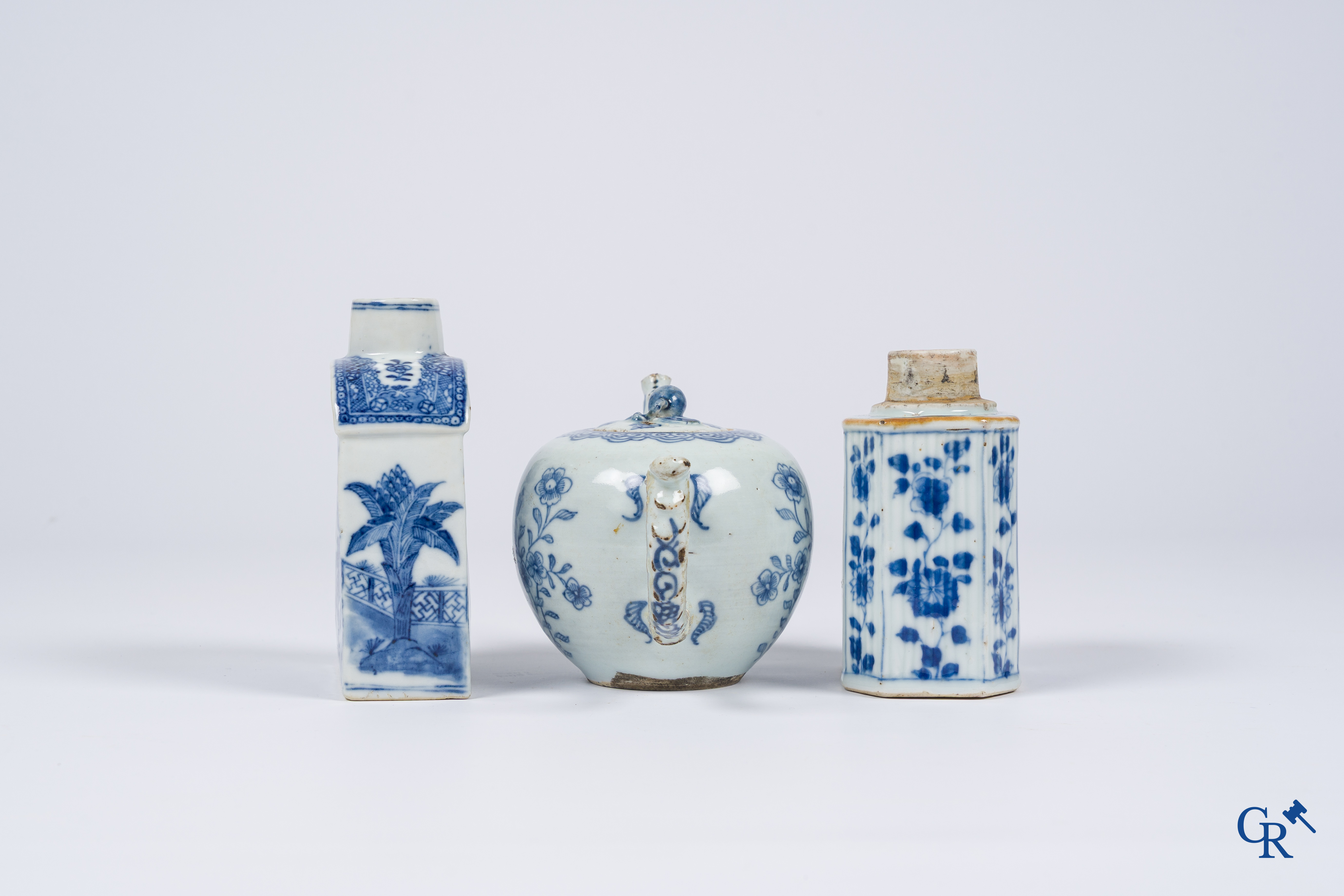 Asian Art, Chinese porcelain, 5 pieces blue and white porcelain. 18th-19th century.