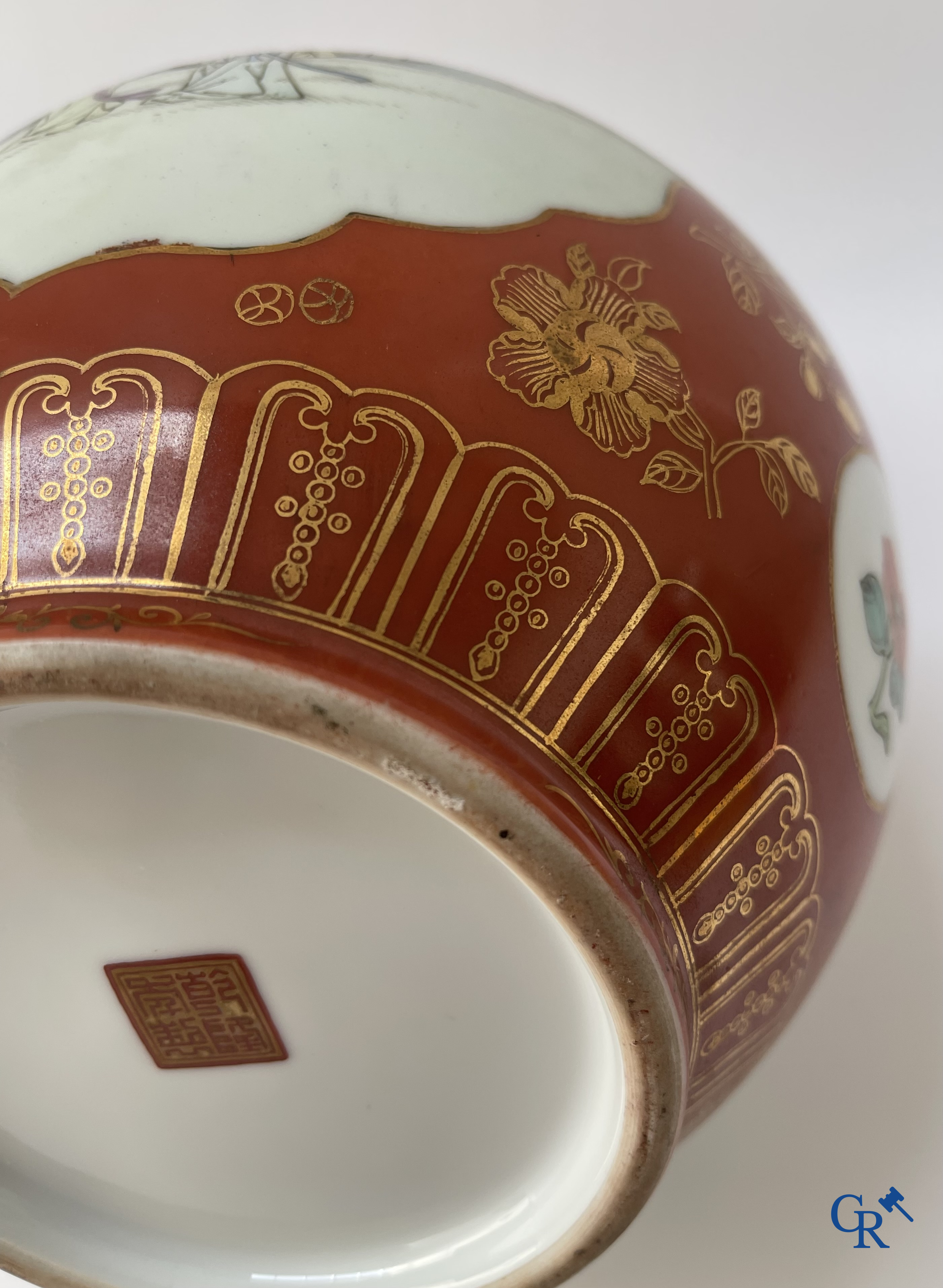 Aziatica, Chinees porselein. Een Chinese vaas met personages. Met zegelmerk. 20ste eeuw.