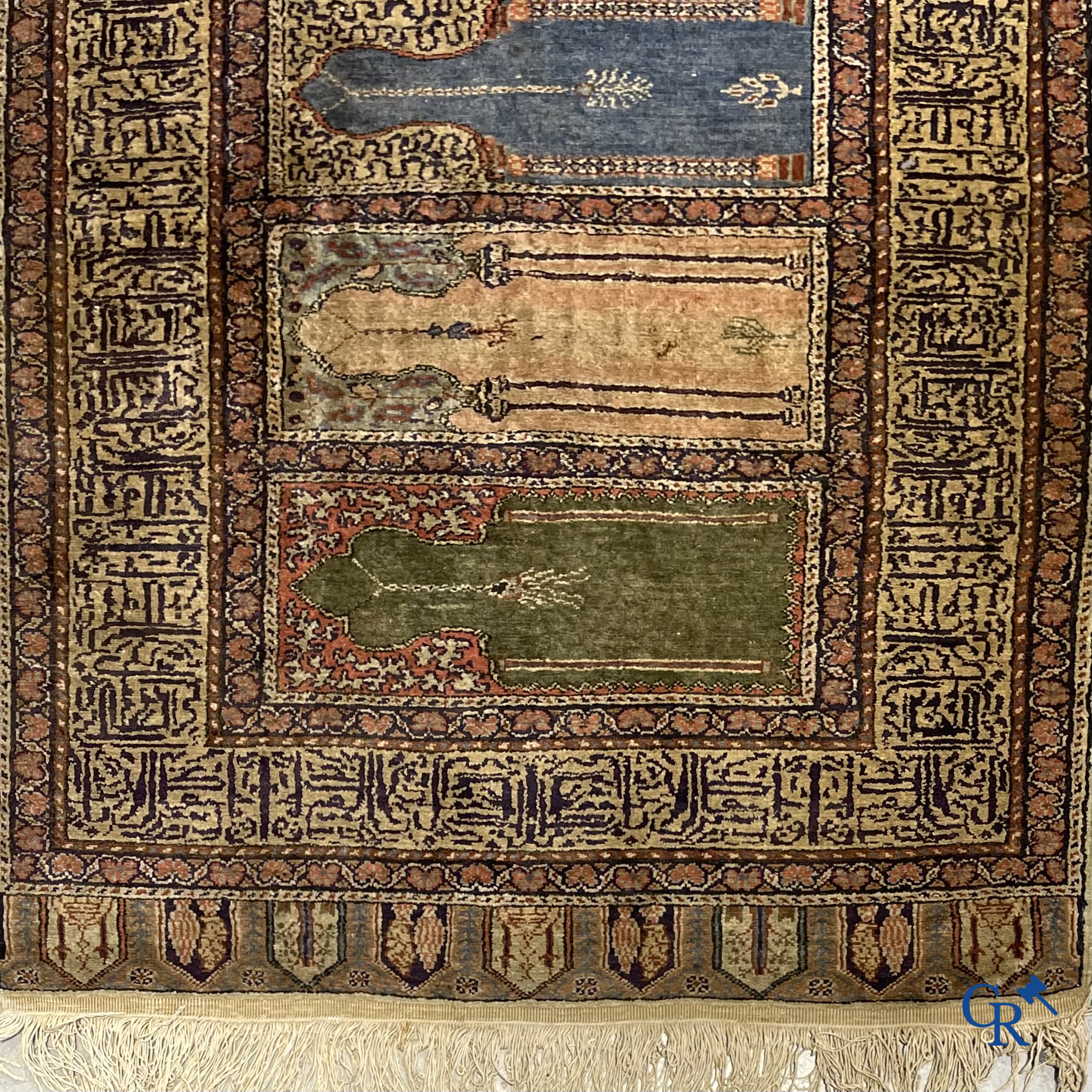 Oosterse tapijten, een antiek handgeknoopt oosters tapijt.