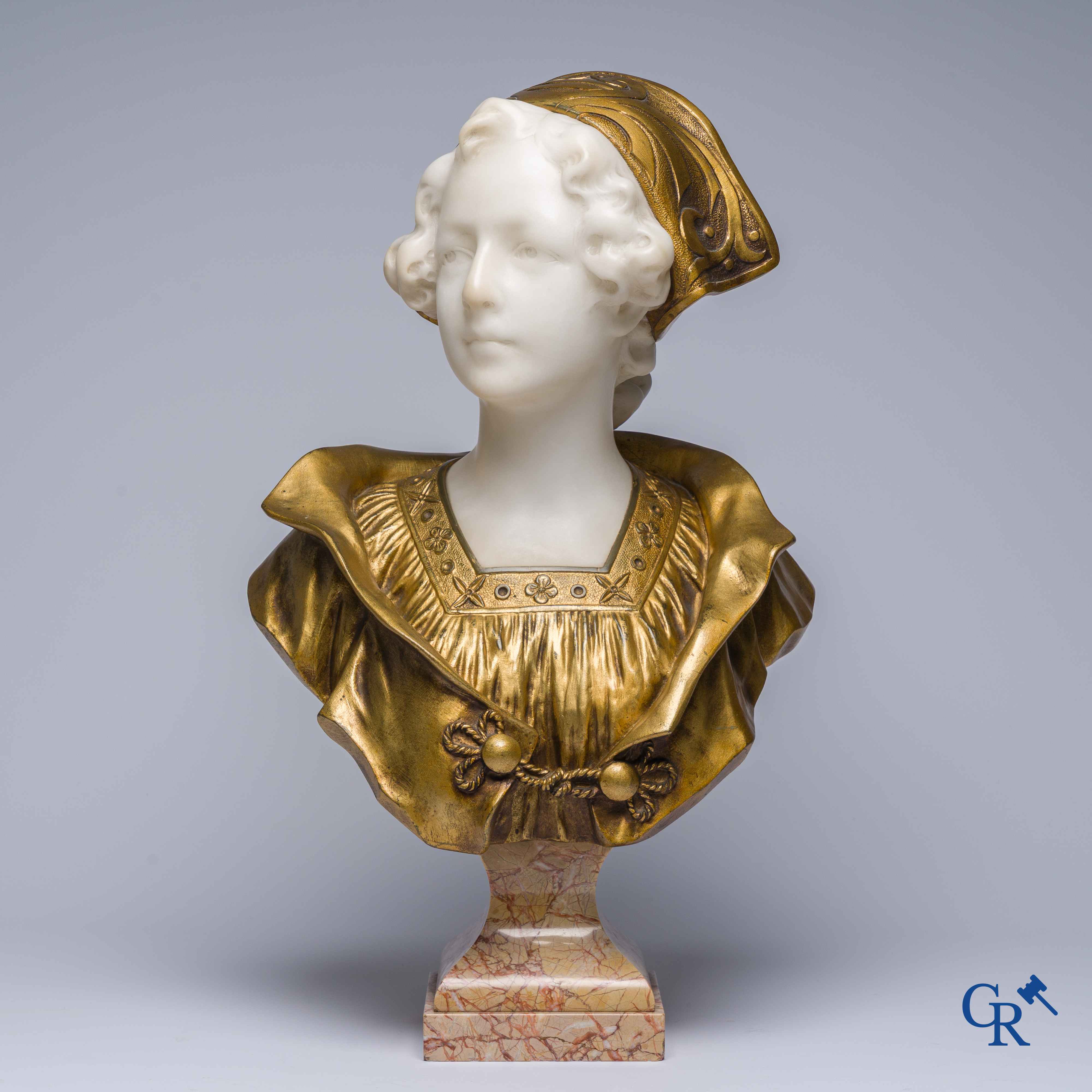 Un buste d'une dame noble en bronze et marbre. Vers 1900.